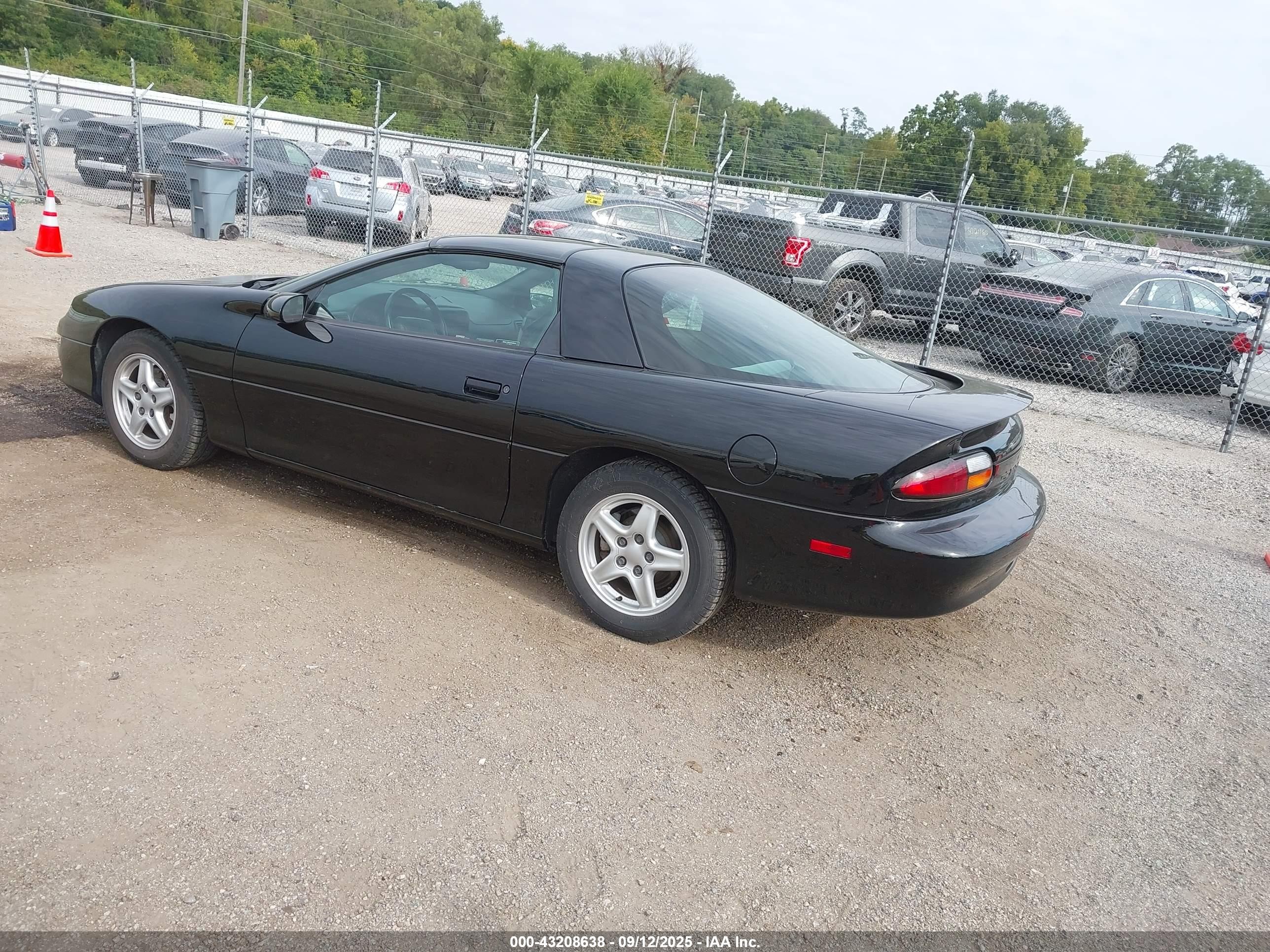 1998 Chevrolet Camaro   Черный vin: 2G1FP22K6W2139713
