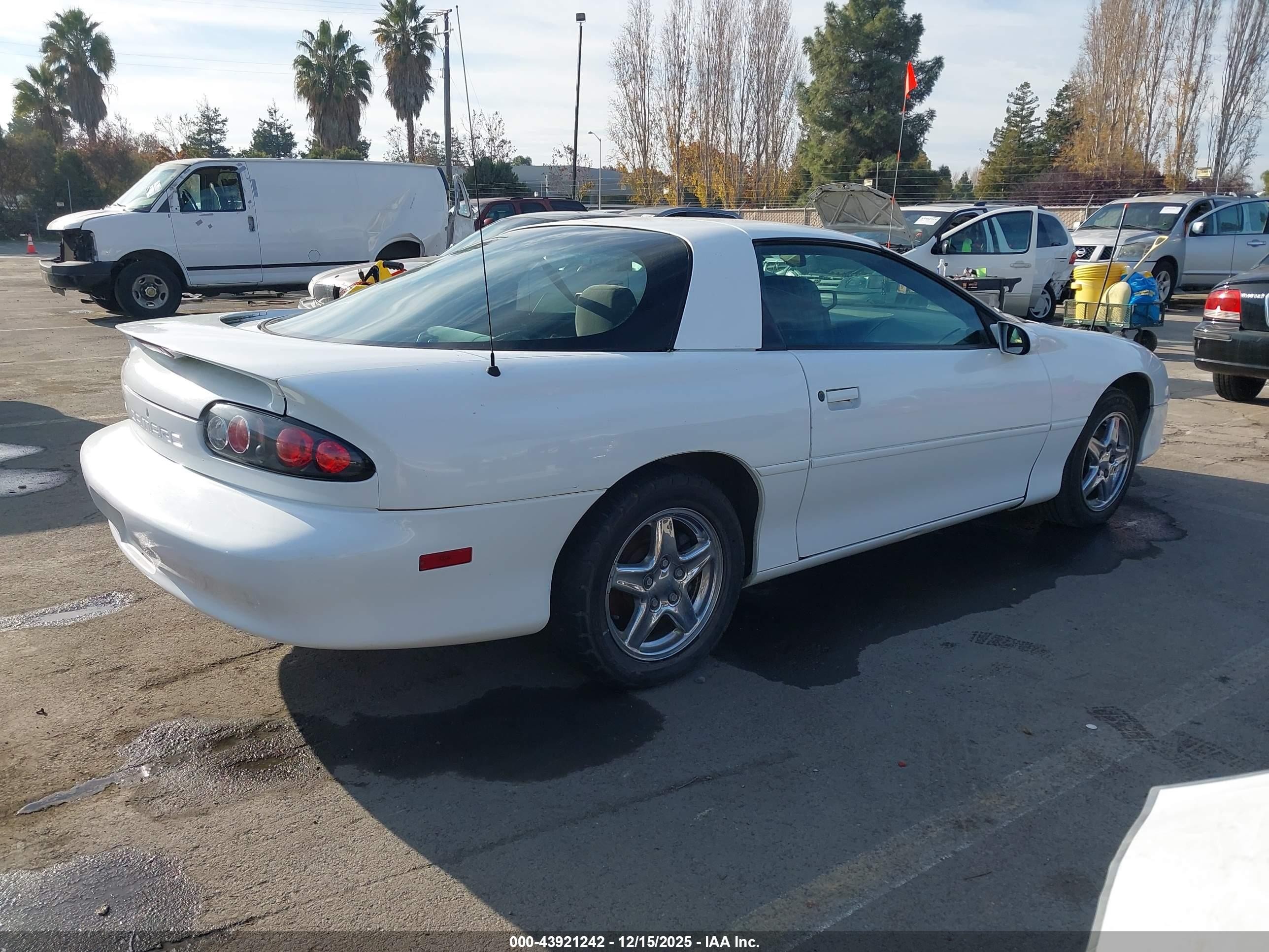 1998 Chevrolet Camaro   White vin: 2G1FP22K8W2135307