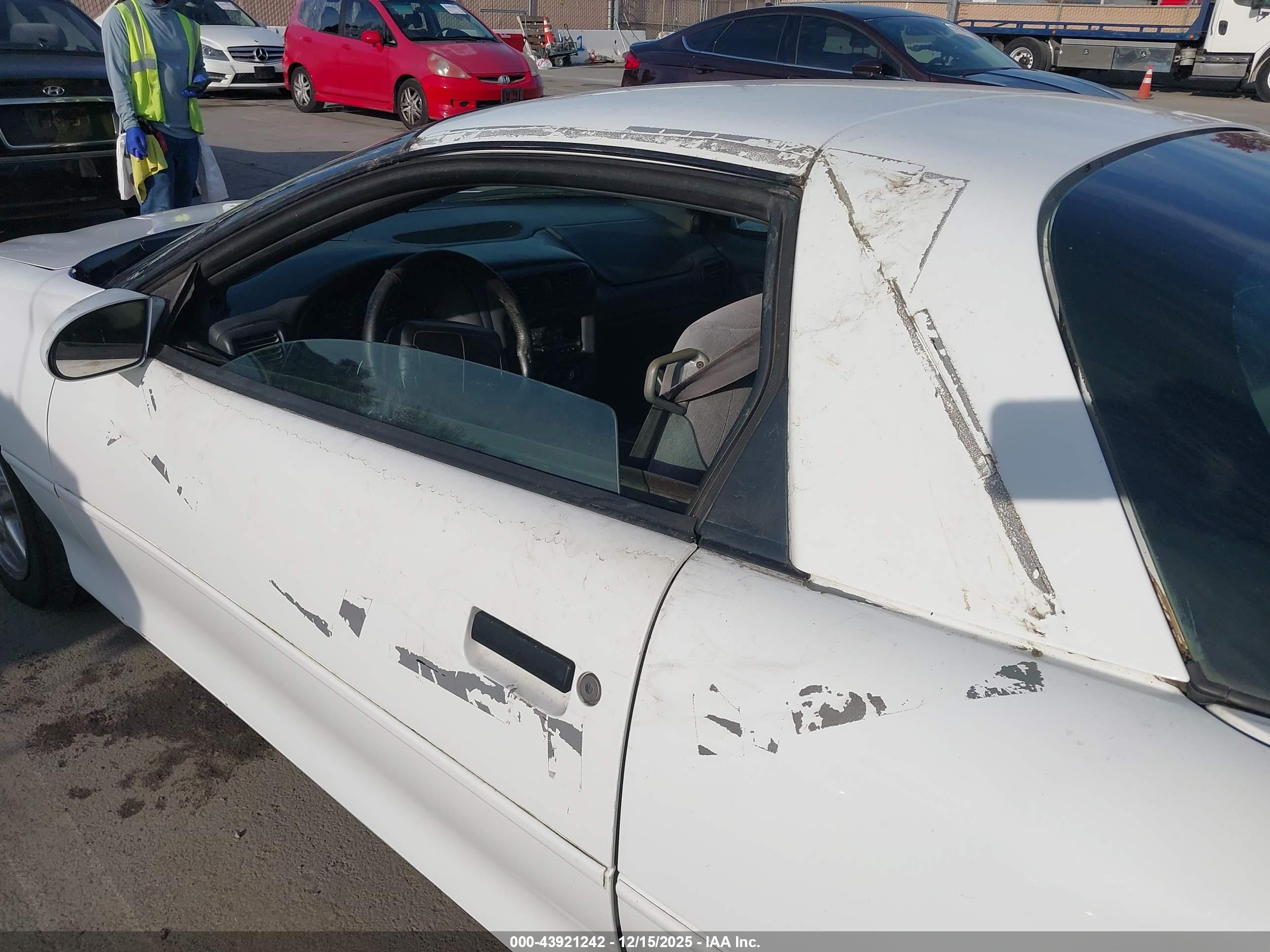 1998 Chevrolet Camaro   White vin: 2G1FP22K8W2135307