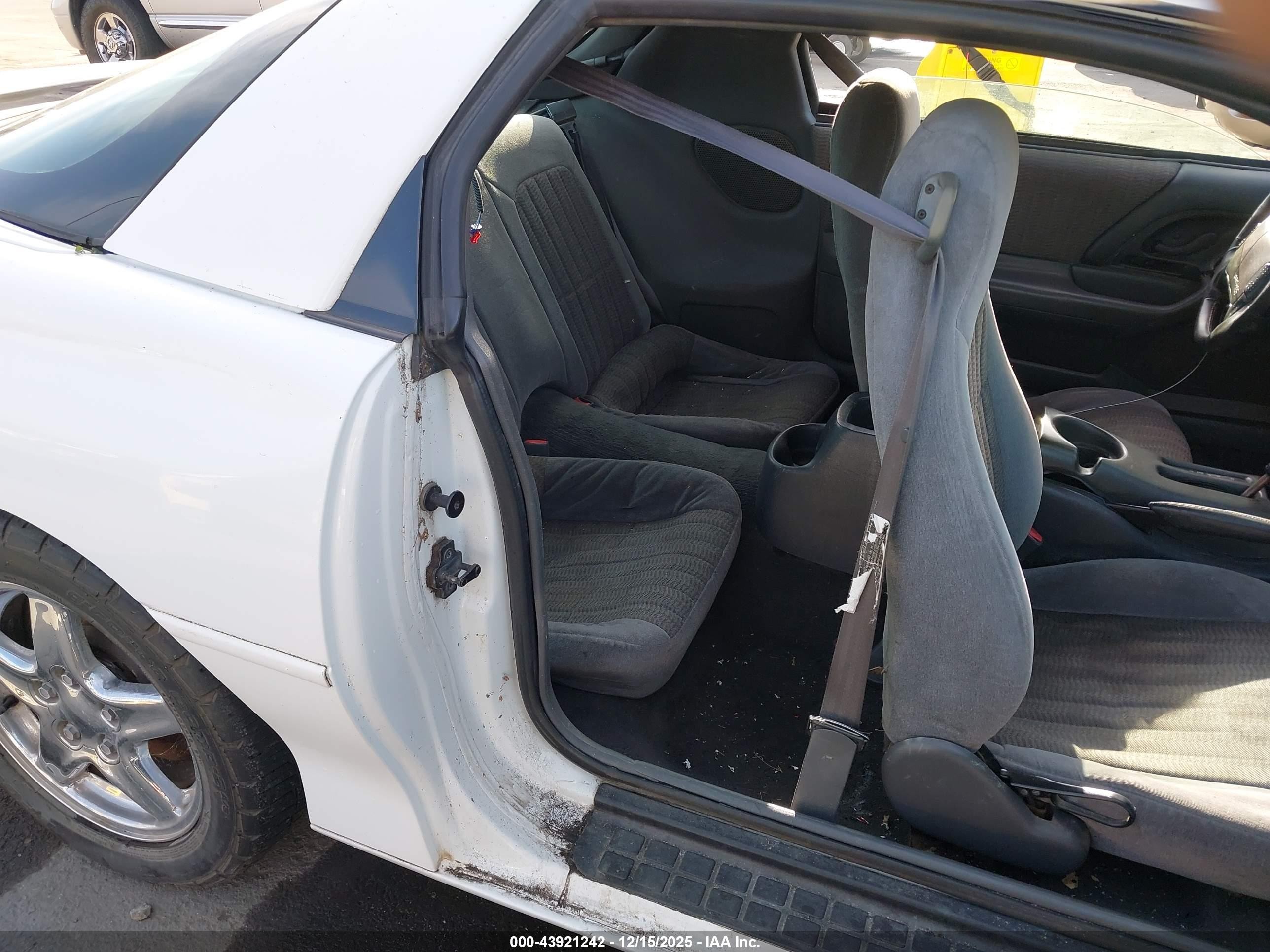 1998 Chevrolet Camaro   White vin: 2G1FP22K8W2135307