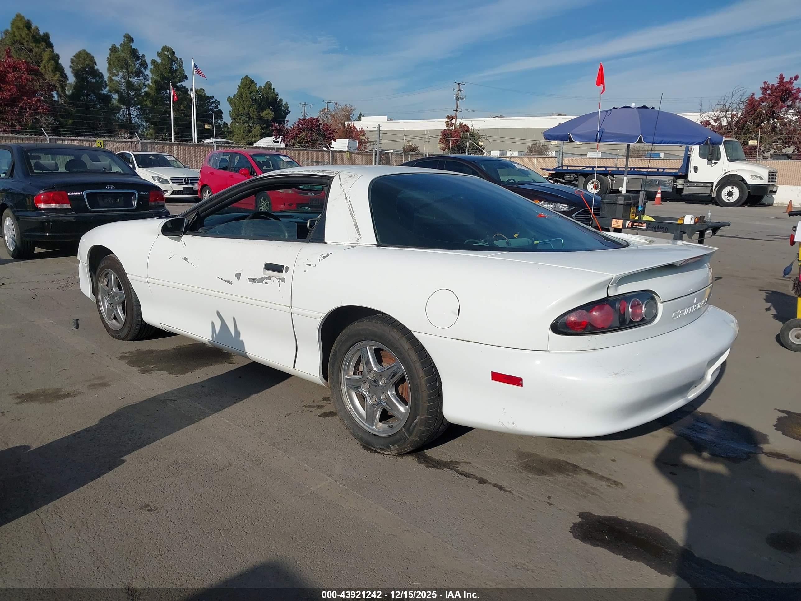 1998 Chevrolet Camaro   White vin: 2G1FP22K8W2135307