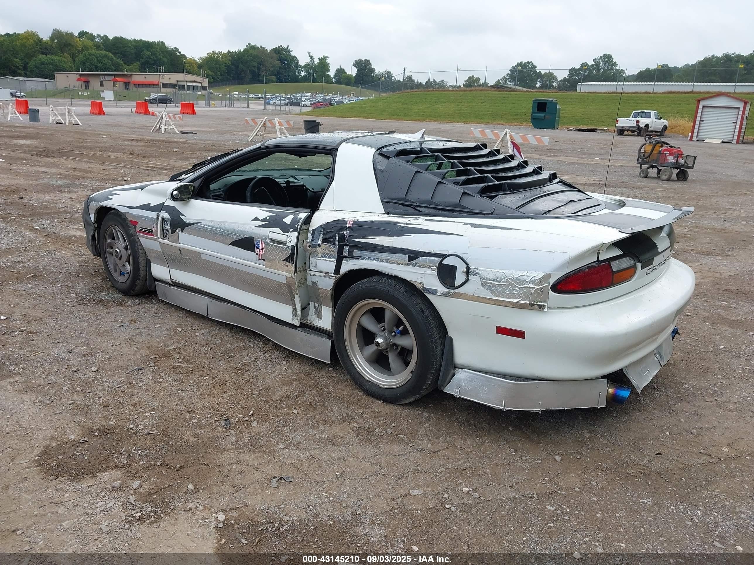 1997 Chevrolet Camaro Z28 White vin: 2G1FP22P1V2106094
