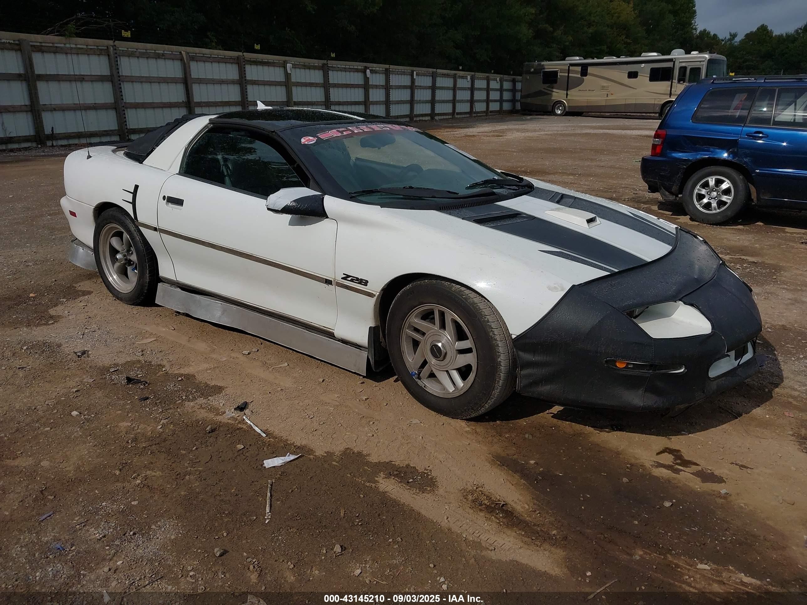 1997 Chevrolet Camaro Z28 White vin: 2G1FP22P1V2106094
