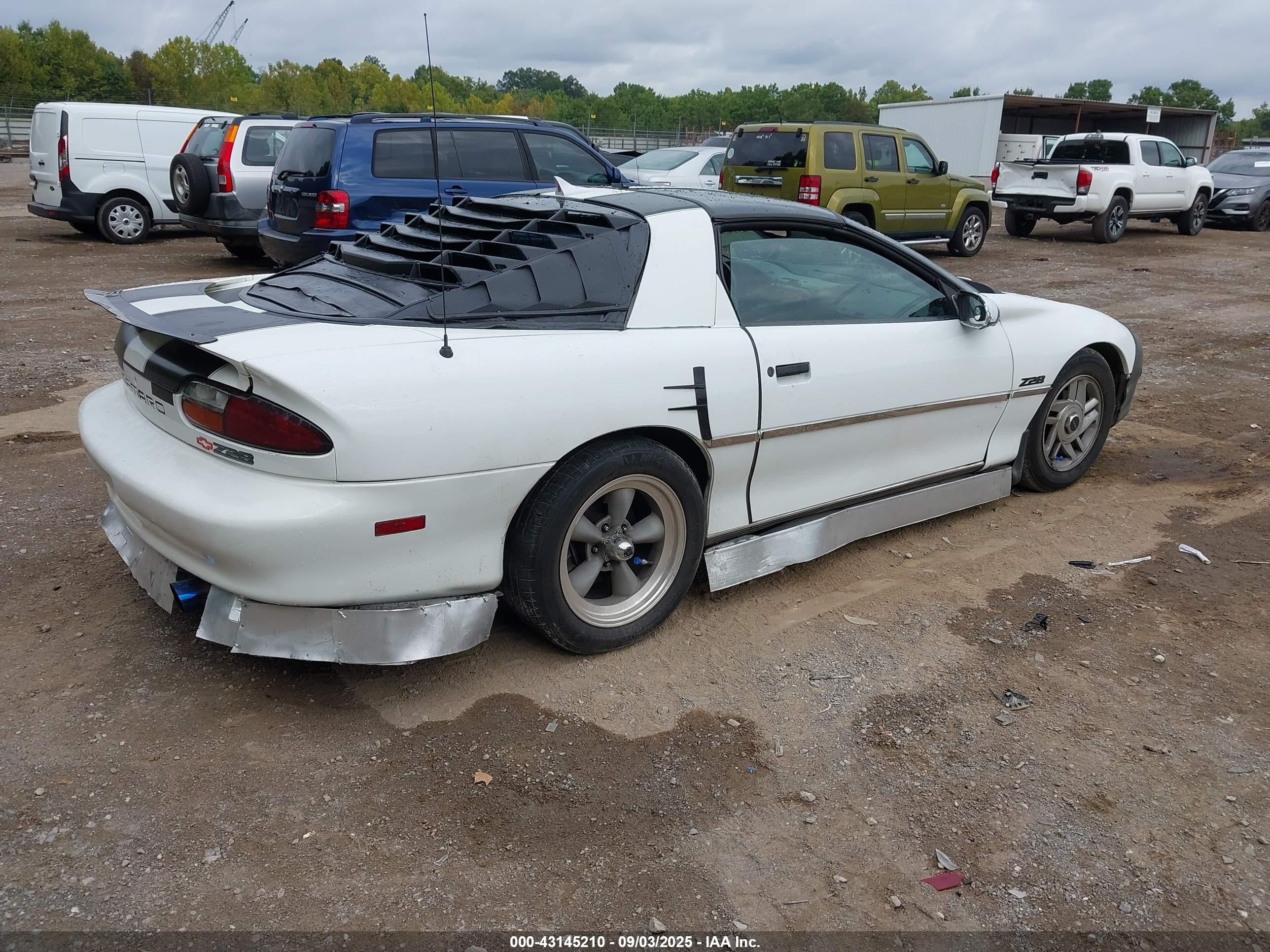 1997 Chevrolet Camaro Z28 White vin: 2G1FP22P1V2106094