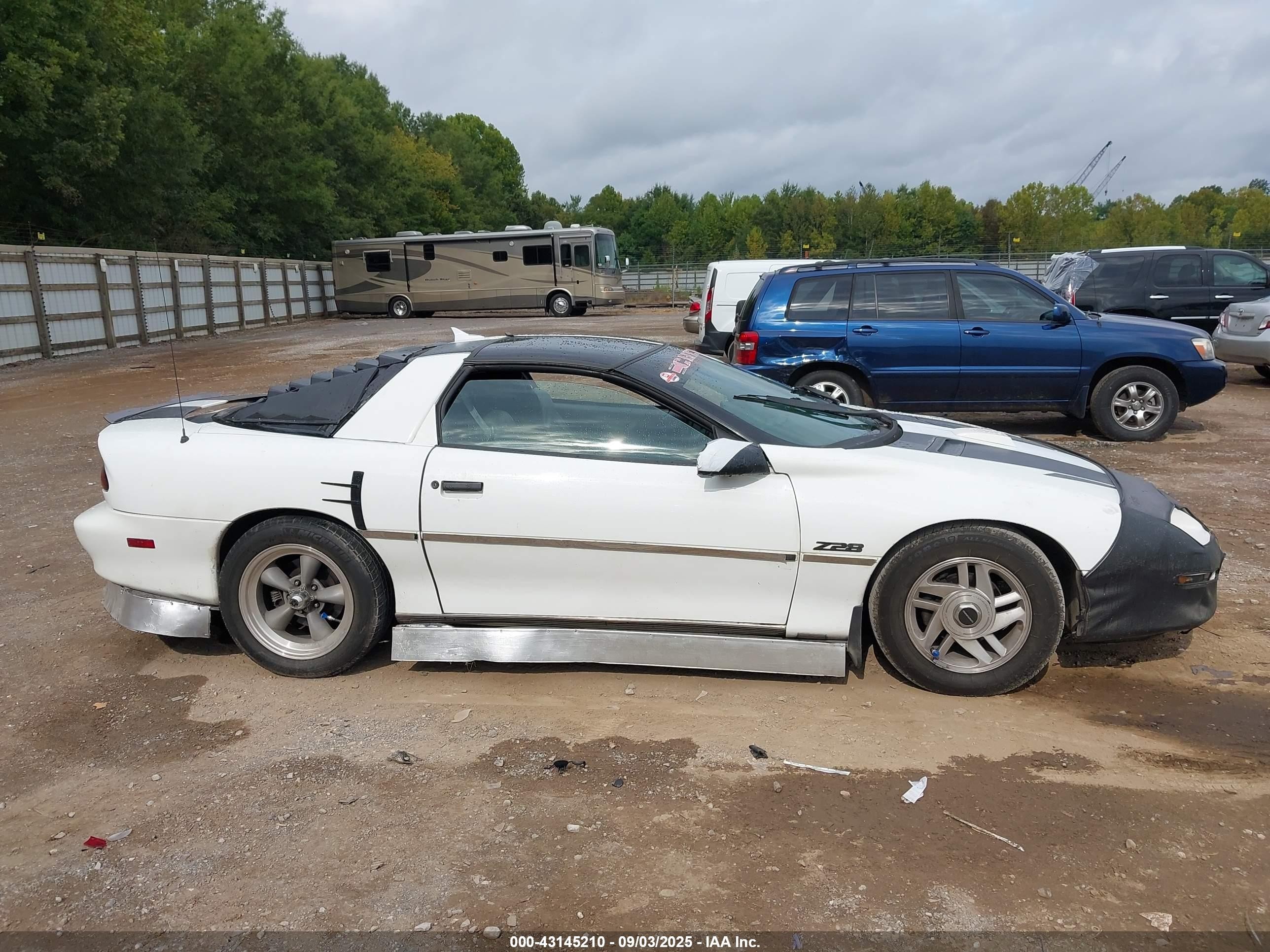 1997 Chevrolet Camaro Z28 White vin: 2G1FP22P1V2106094