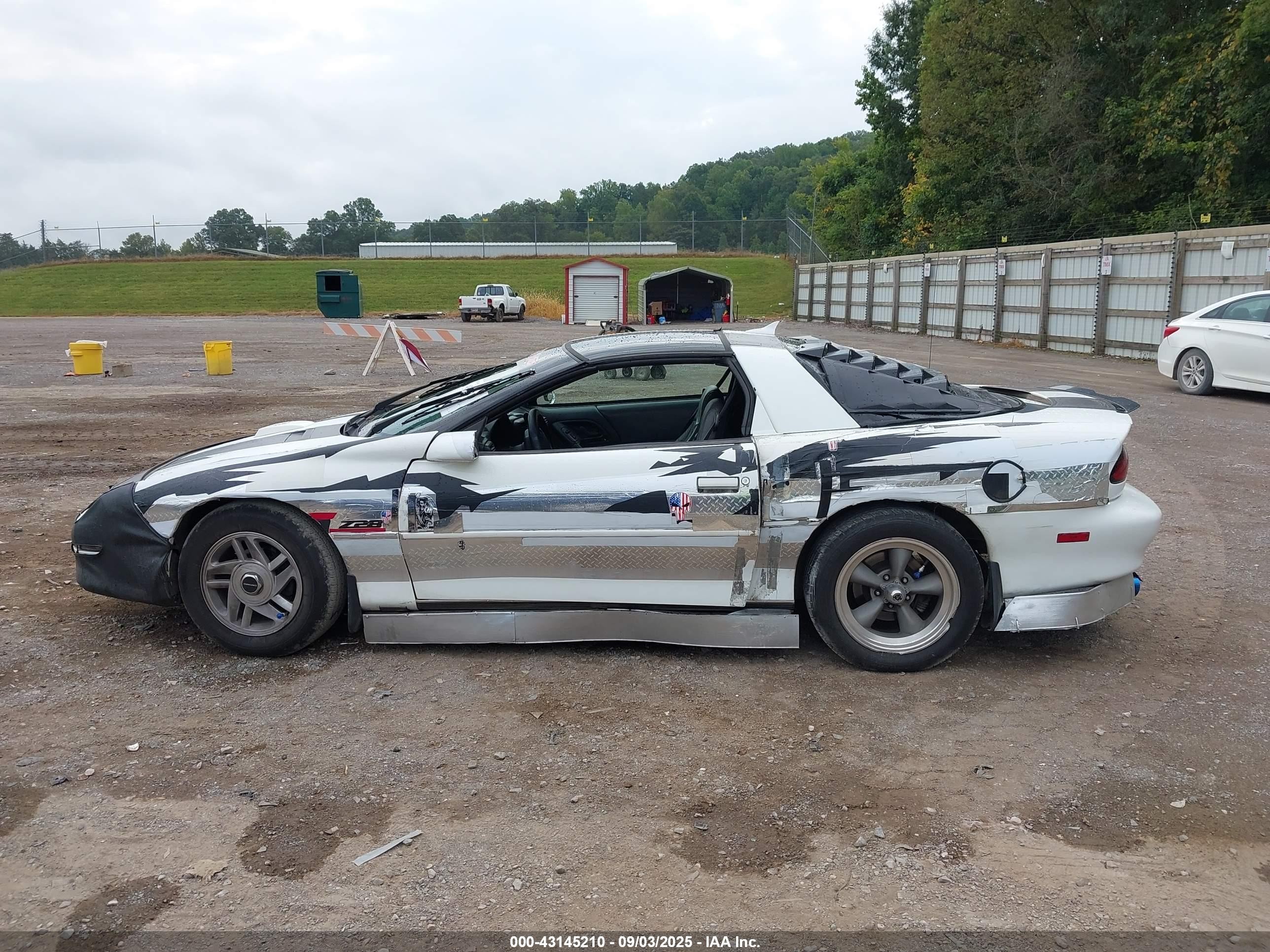 1997 Chevrolet Camaro Z28 White vin: 2G1FP22P1V2106094
