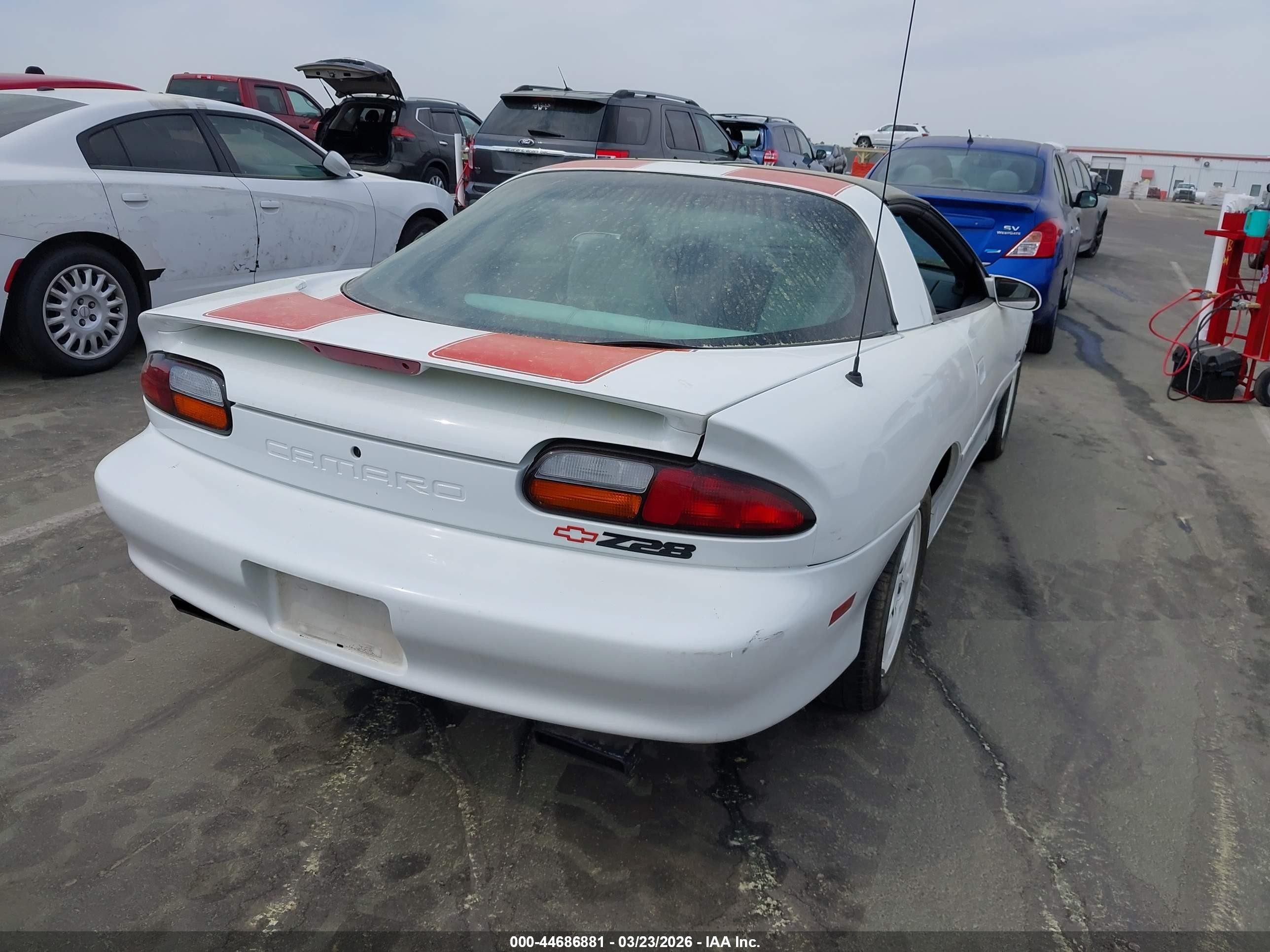 1997 Chevrolet Camaro Z28 White vin: 2G1FP22P2V2111000