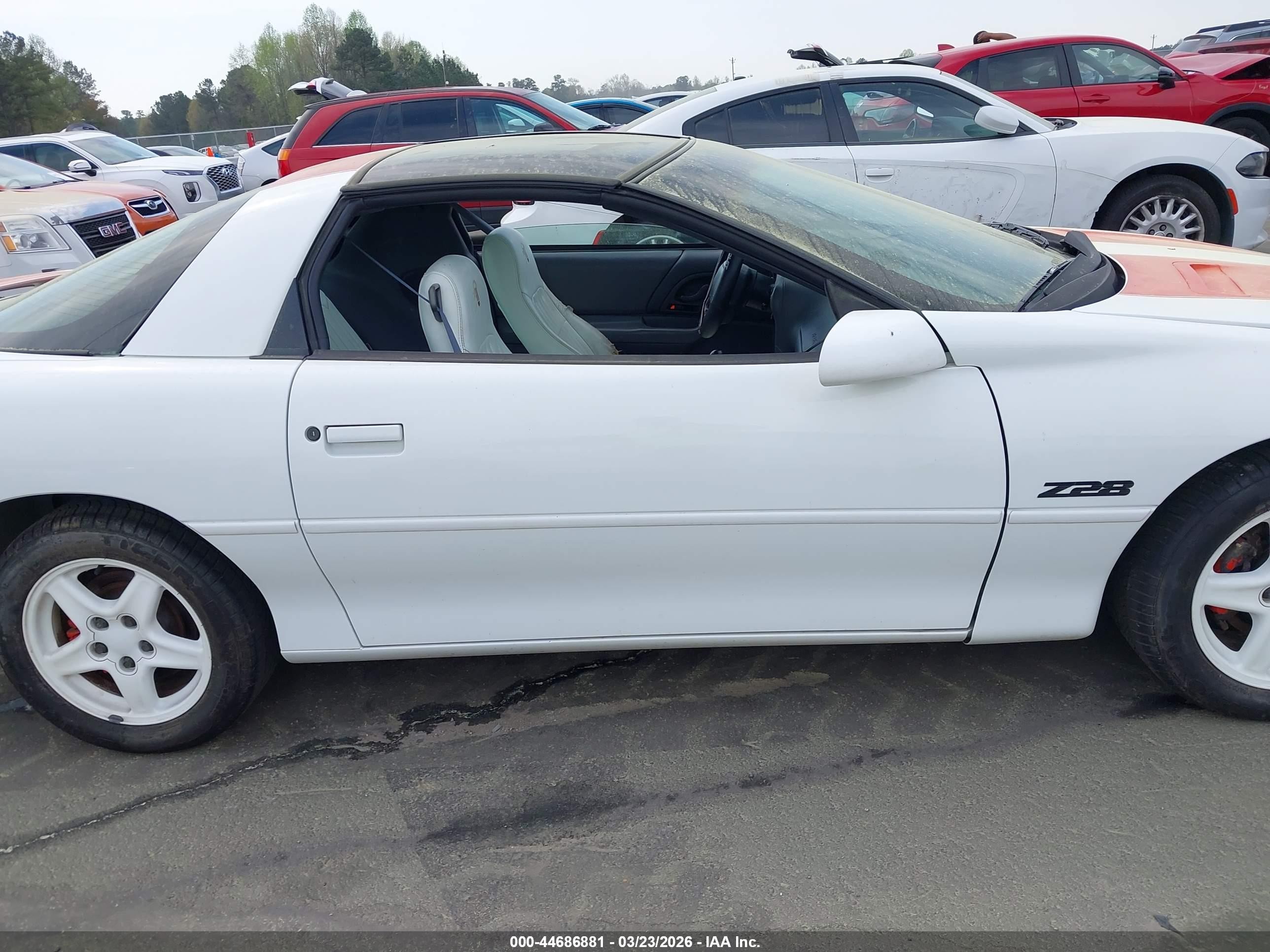 1997 Chevrolet Camaro Z28 White vin: 2G1FP22P2V2111000