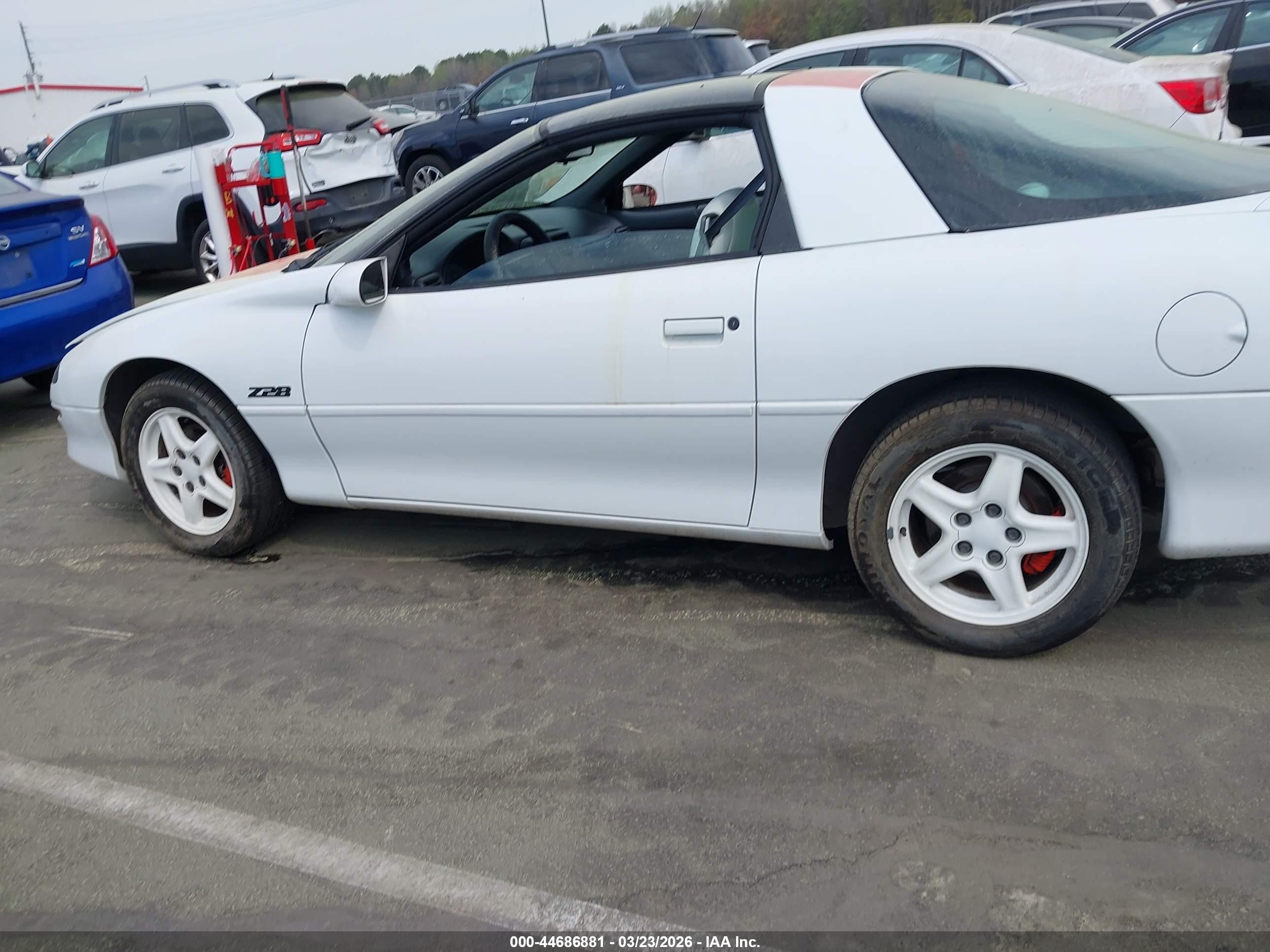 1997 Chevrolet Camaro Z28 White vin: 2G1FP22P2V2111000