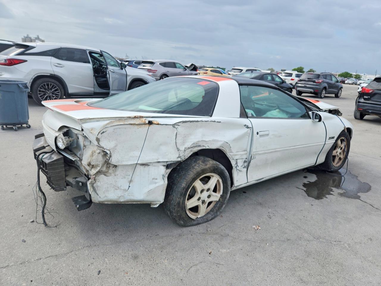 1997 Chevrolet Camaro Z28 White vin: 2G1FP22PXV2159201