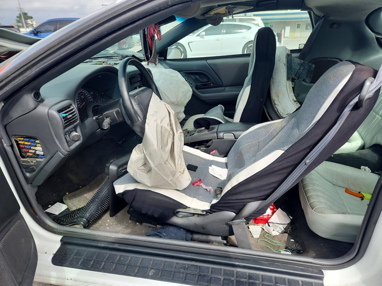 1997 Chevrolet Camaro Z28 White vin: 2G1FP22PXV2159201