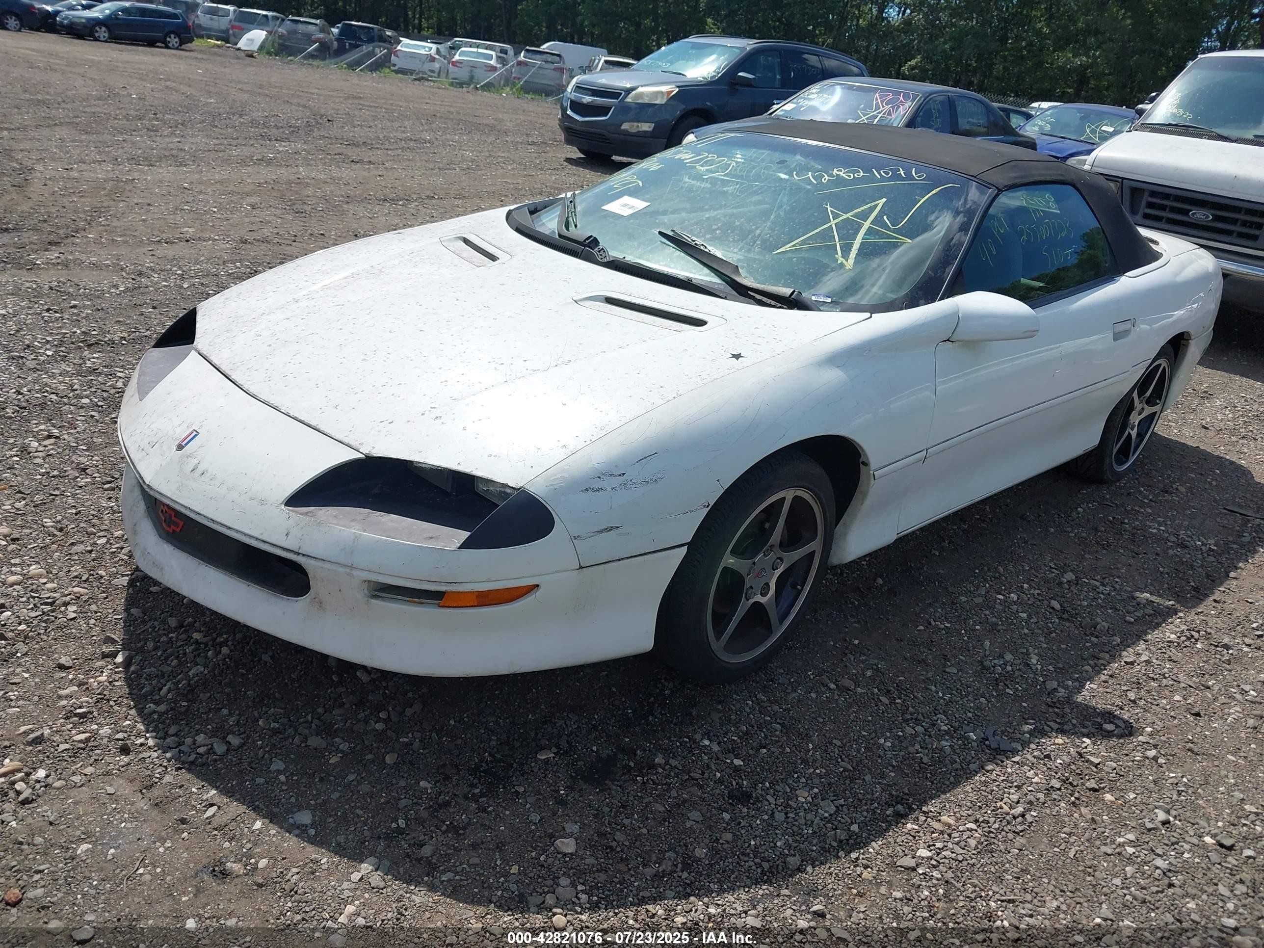 1997 Chevrolet Camaro   White vin: 2G1FP32K2V2148588