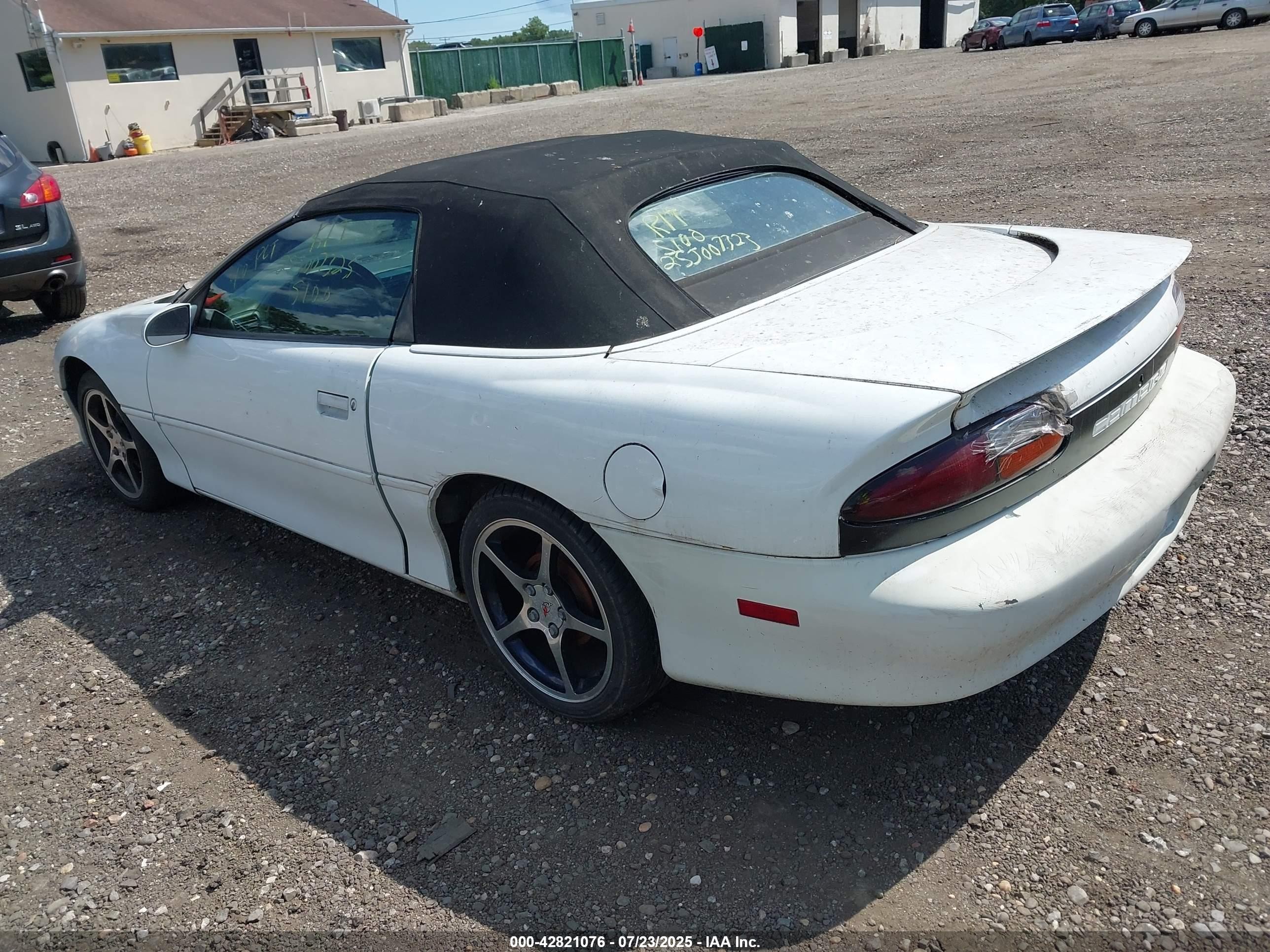 1997 Chevrolet Camaro   White vin: 2G1FP32K2V2148588