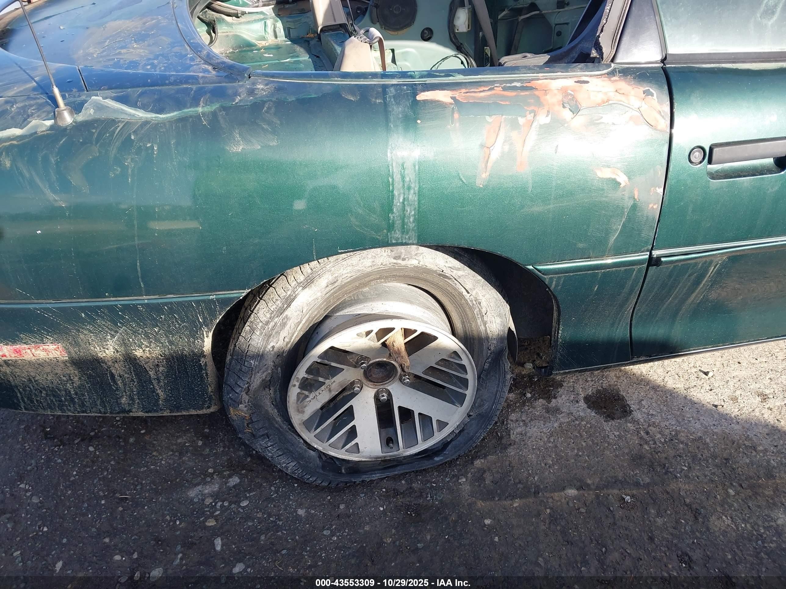 1997 Chevrolet Camaro   Green vin: 2G1FP32K8V2130290