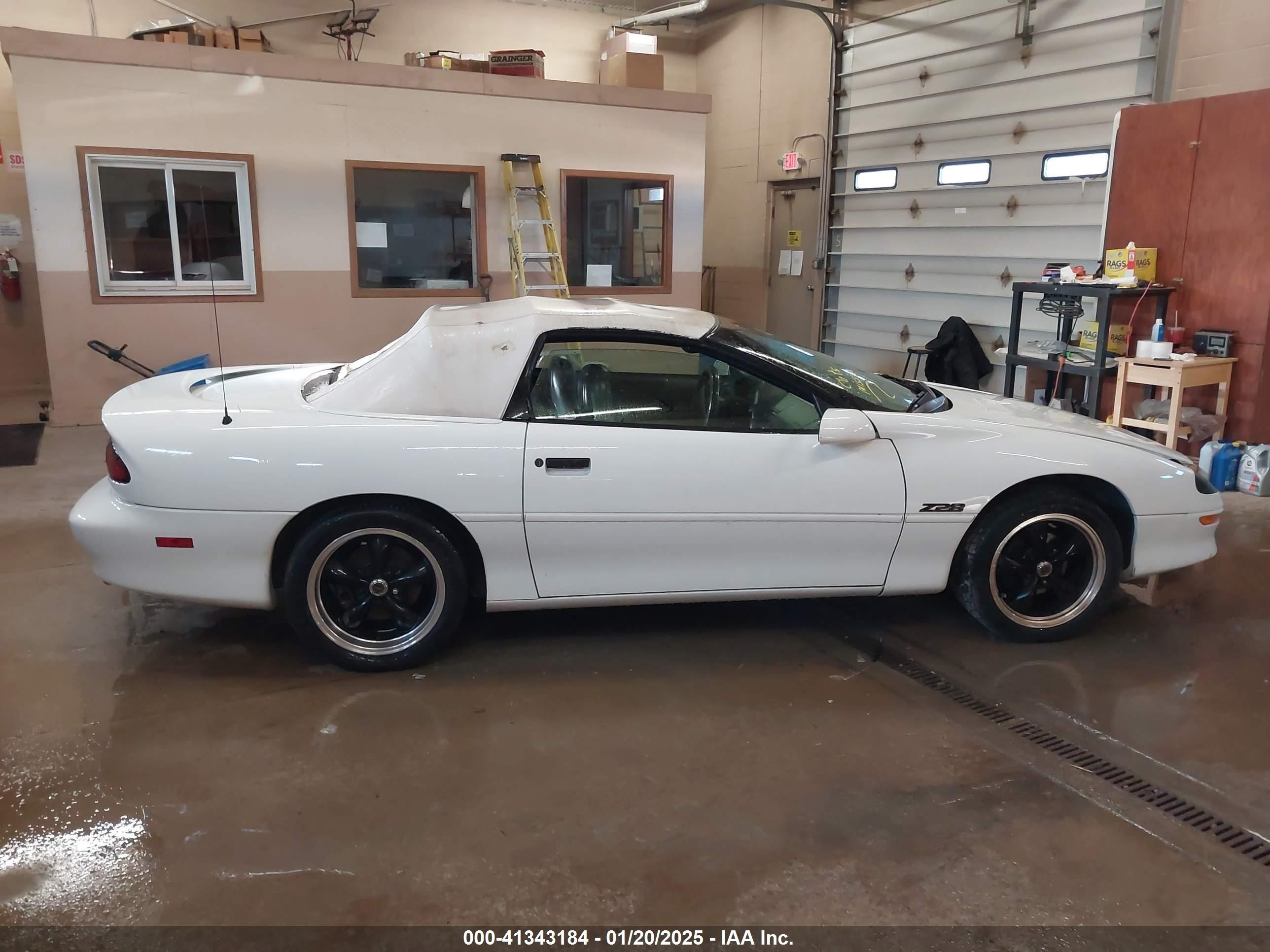 1996 Chevrolet Camaro Z28 White vin: 2G1FP32P0T2151465