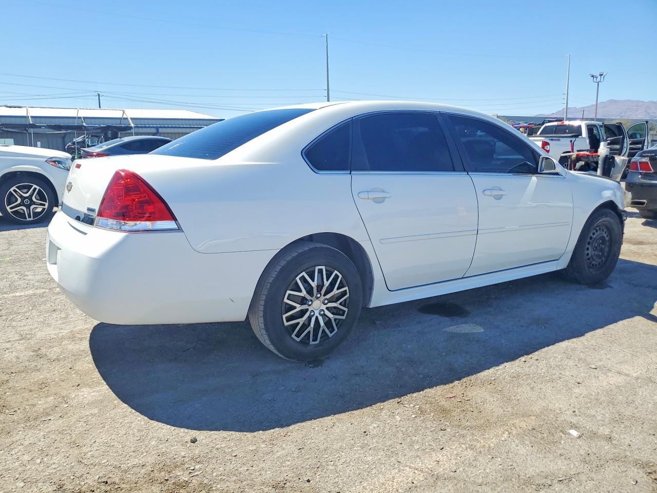 2011 Chevrolet Impala Ls Белый vin: 2G1WF5EK9B1170261