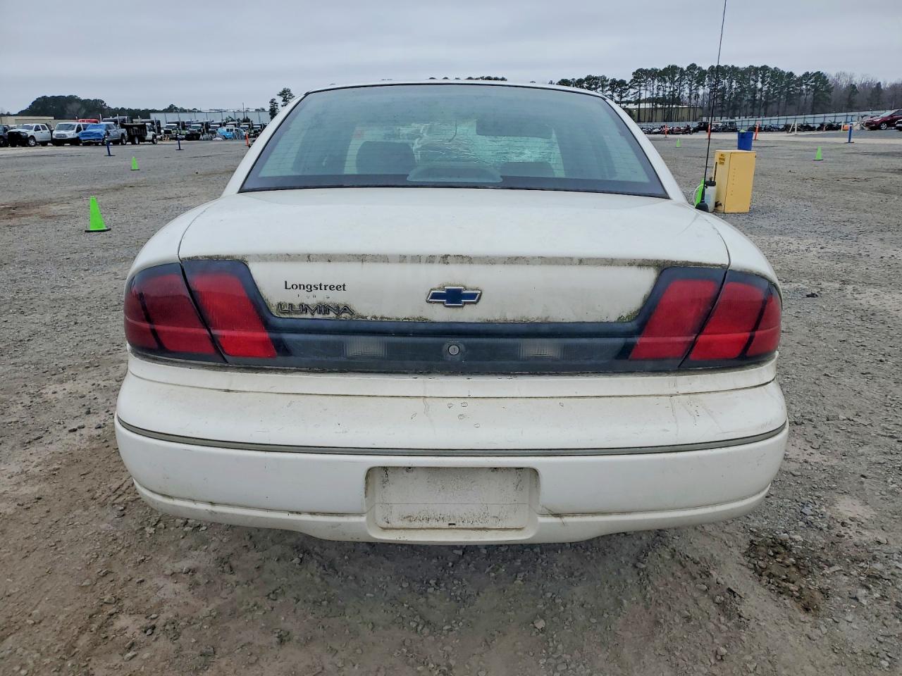2001 Chevrolet Lumina White vin: 2G1WL52J611130724