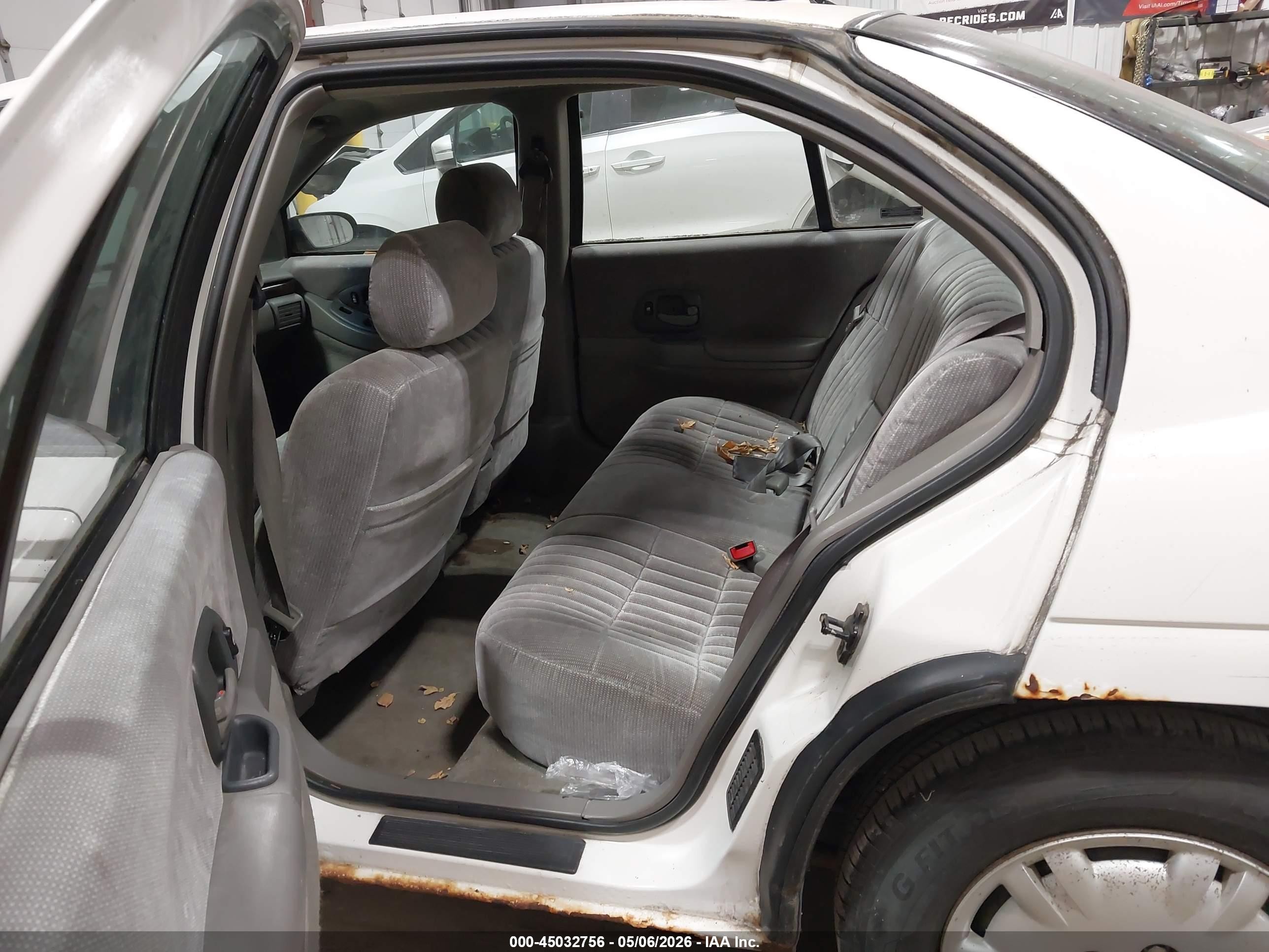 2001 Chevrolet Lumina   Белый vin: 2G1WL52J711262374