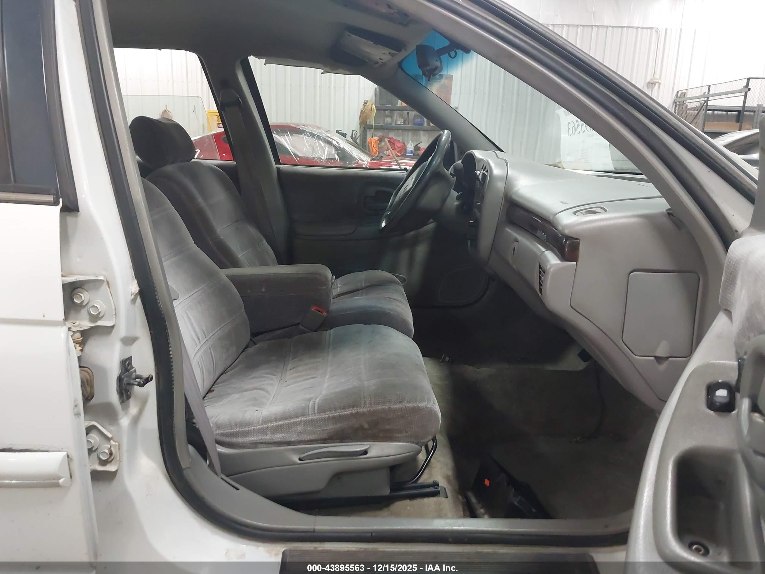 1995 Chevrolet Lumina   White vin: 2G1WL52M5S1130970