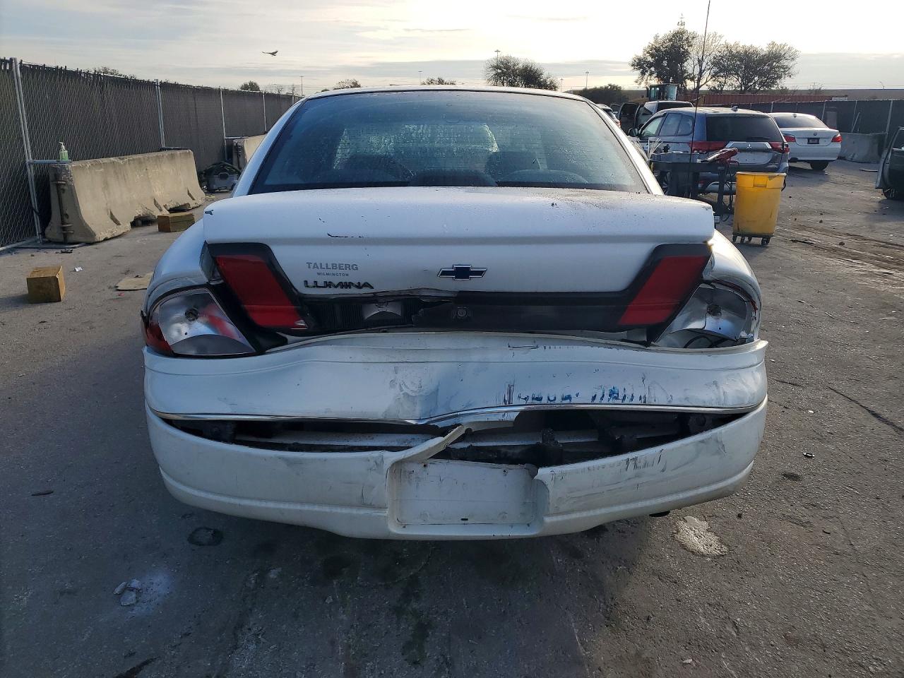 1996 Chev Lumina White vin: 2G1WL52M9T1143836