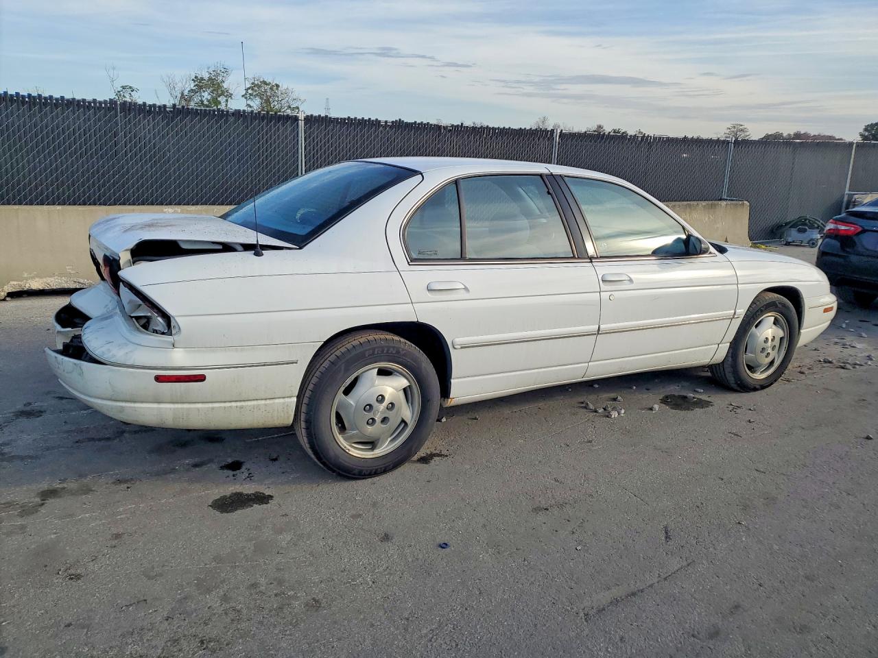 1996 Chev Lumina White vin: 2G1WL52M9T1143836