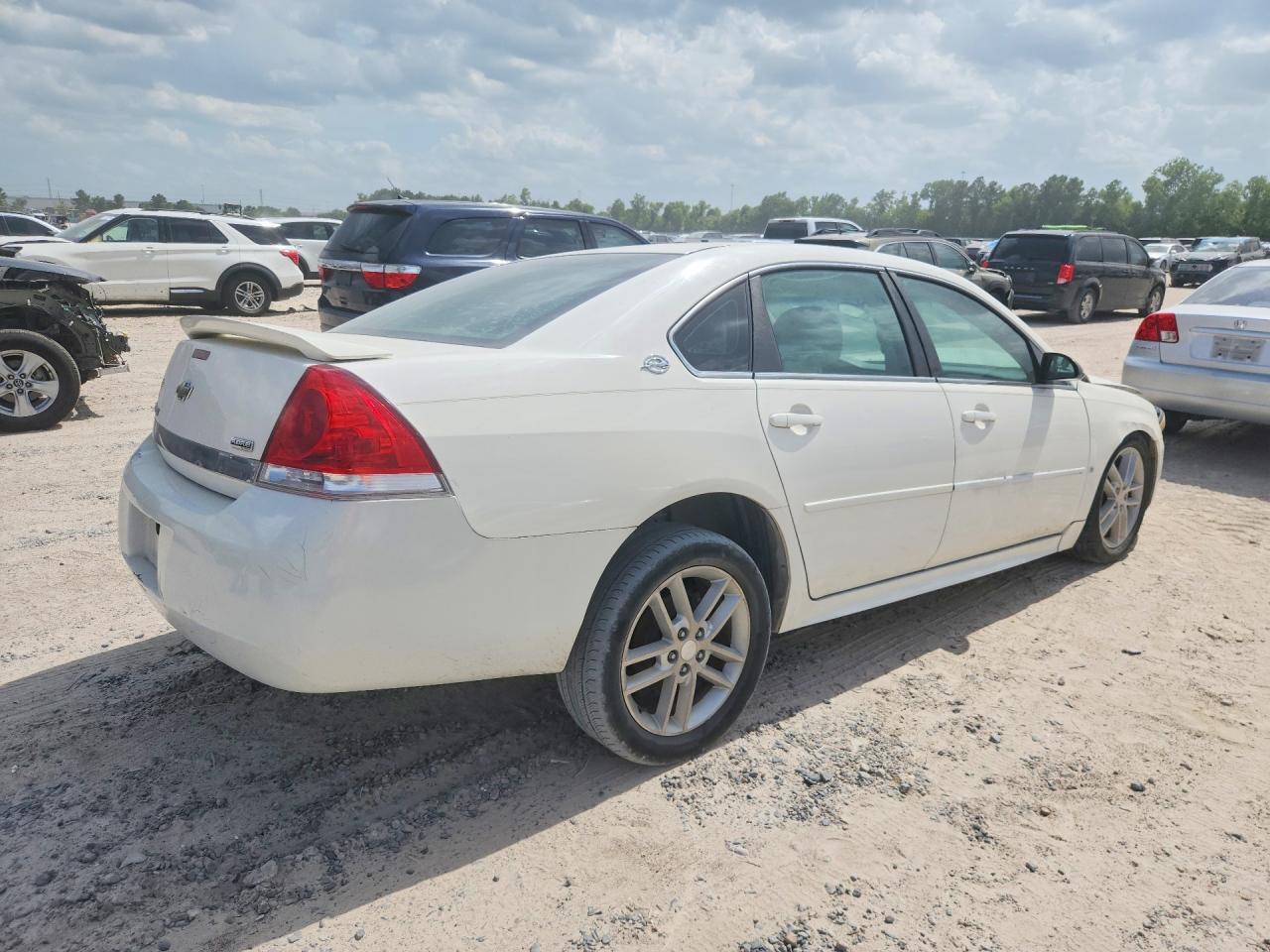 2009 Chevrolet Impala 1lt White vin: 2G1WT57K491162780