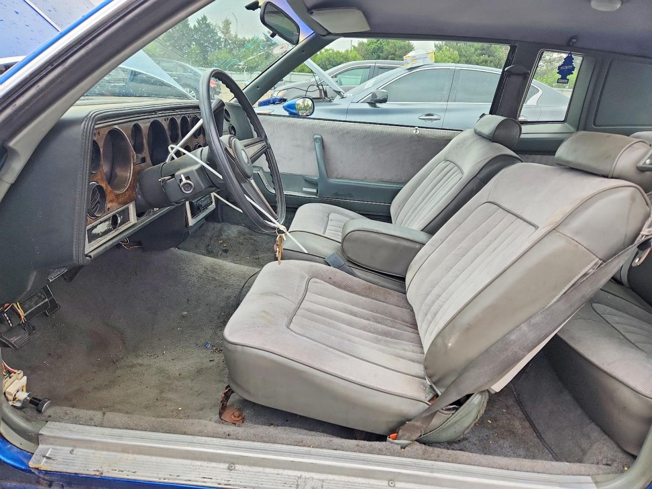 1984 Pontiac Grand Prix Le Синий vin: 2G2AK37H2E2256548