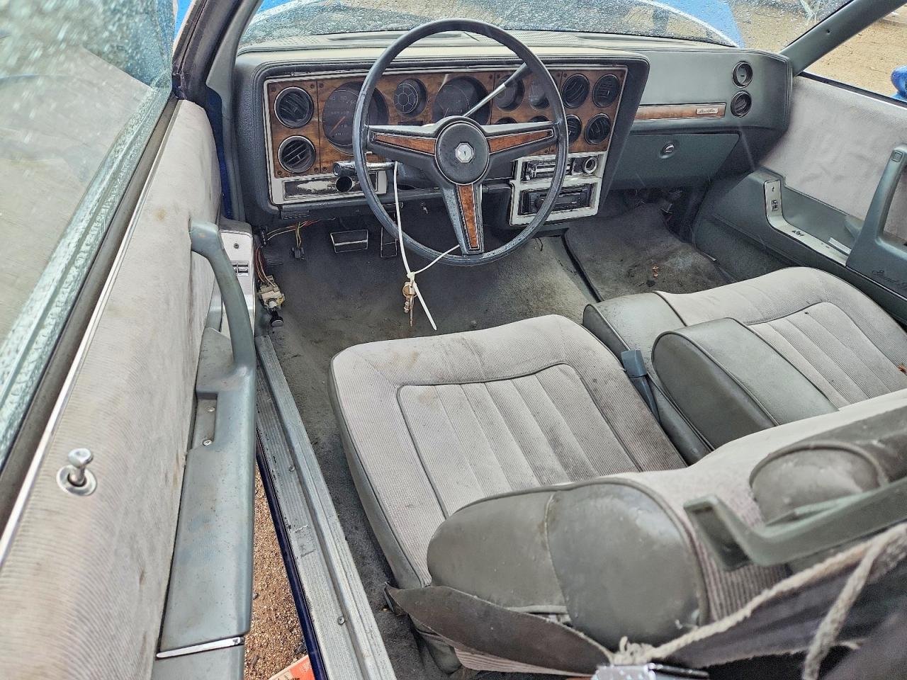 1984 Pontiac Grand Prix Le Синий vin: 2G2AK37H2E2256548