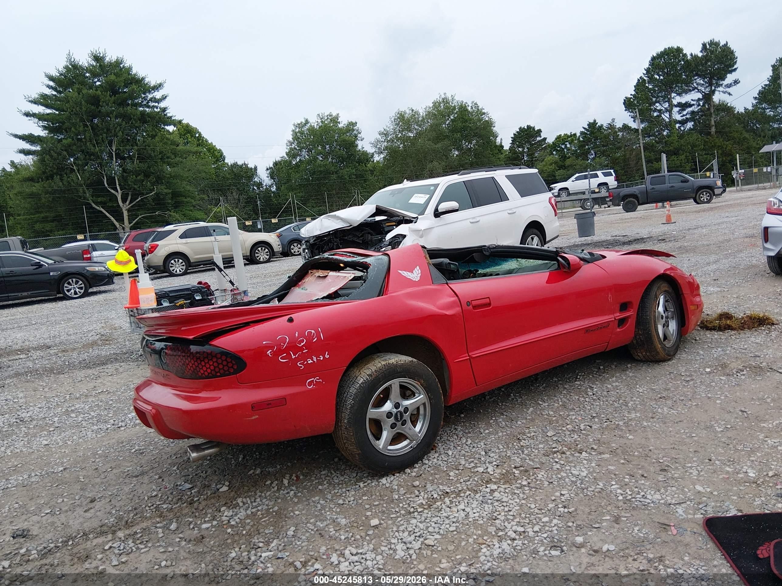 2002 Pontiac Firebird   Red vin: 2G2FS22K122147433