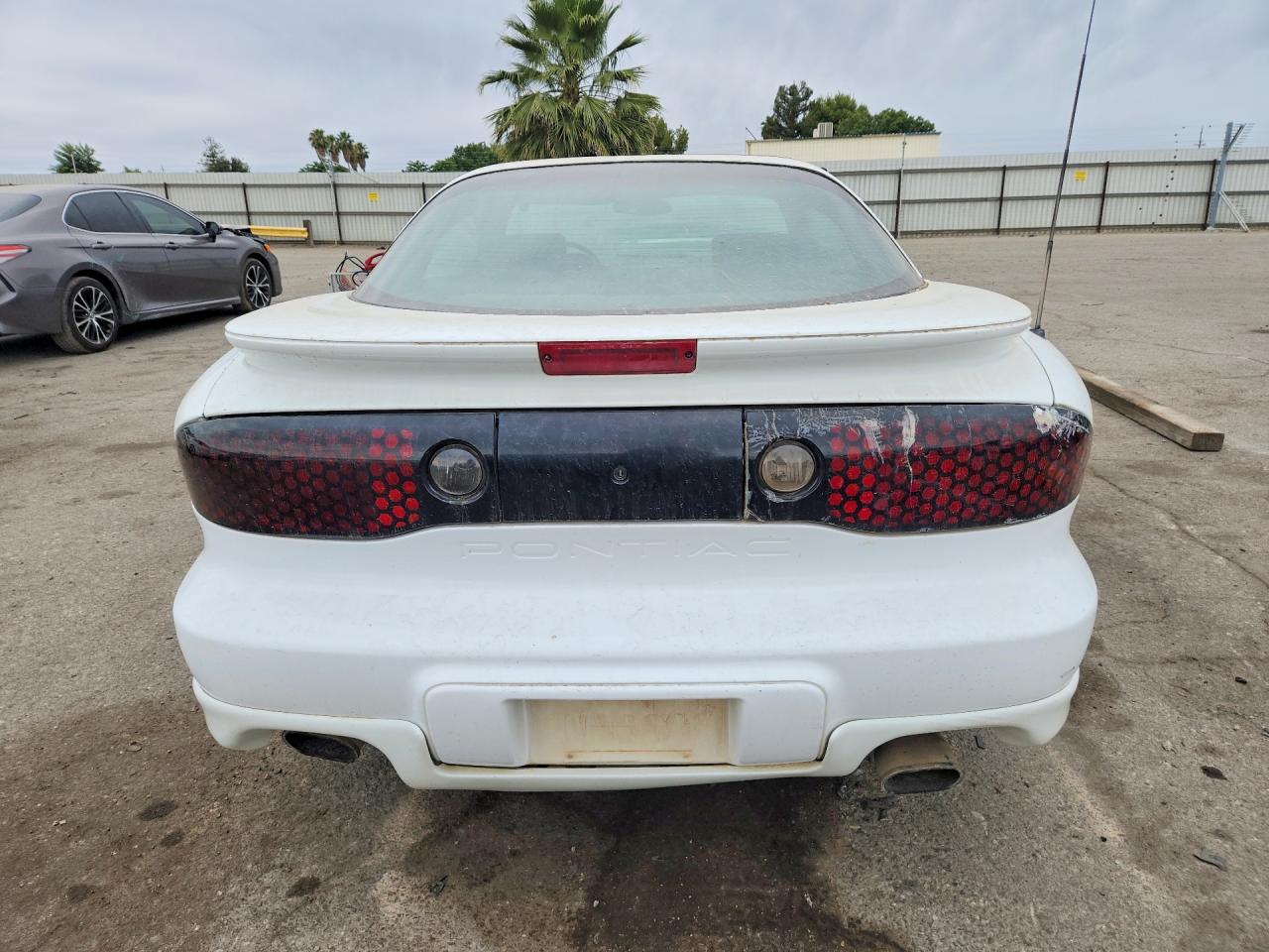 2001 Pontiac Firebird White vin: 2G2FS22K212132907