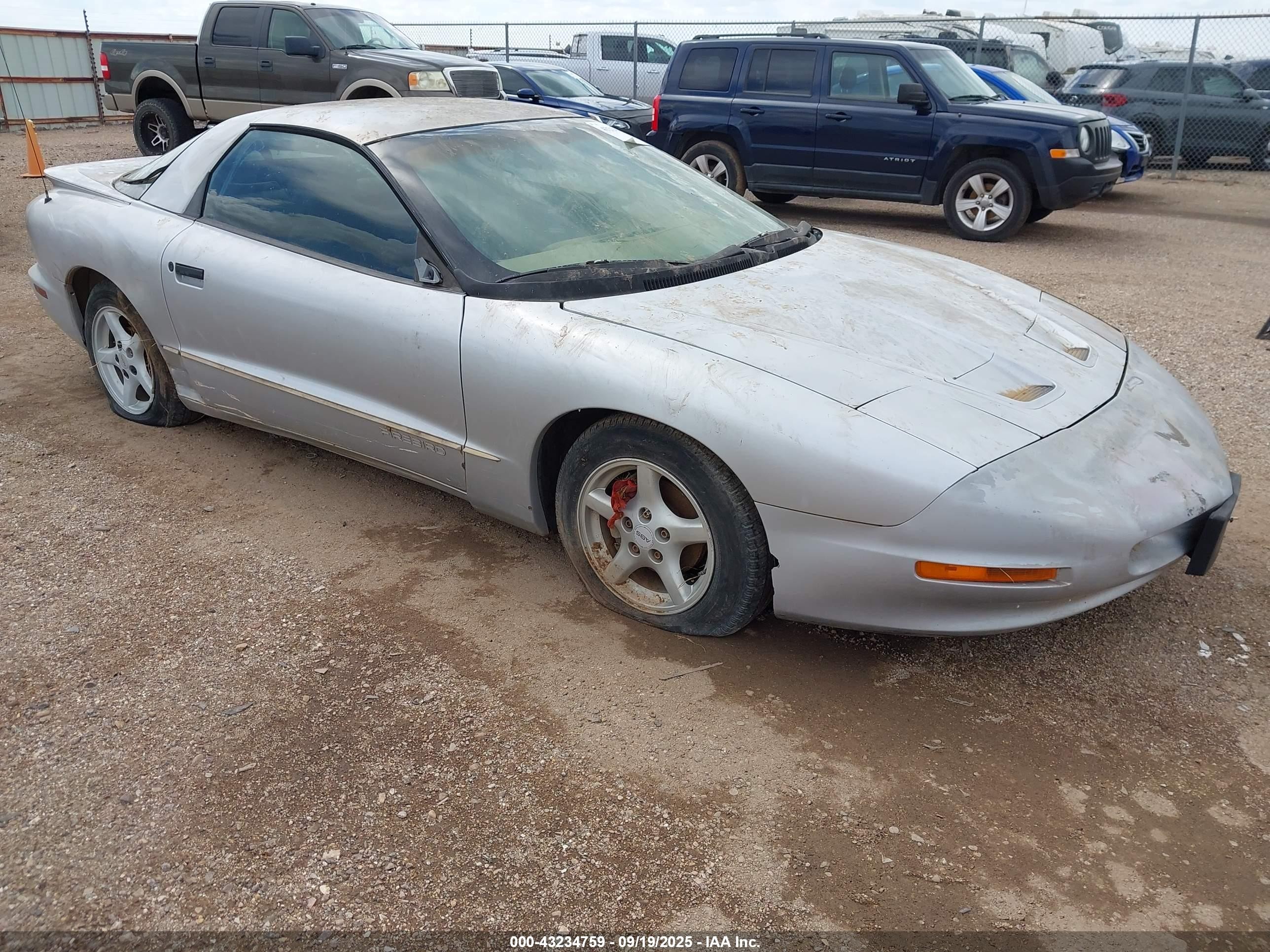 1997 Pontiac Firebird   Серебряный vin: 2G2FS22K4V2215146