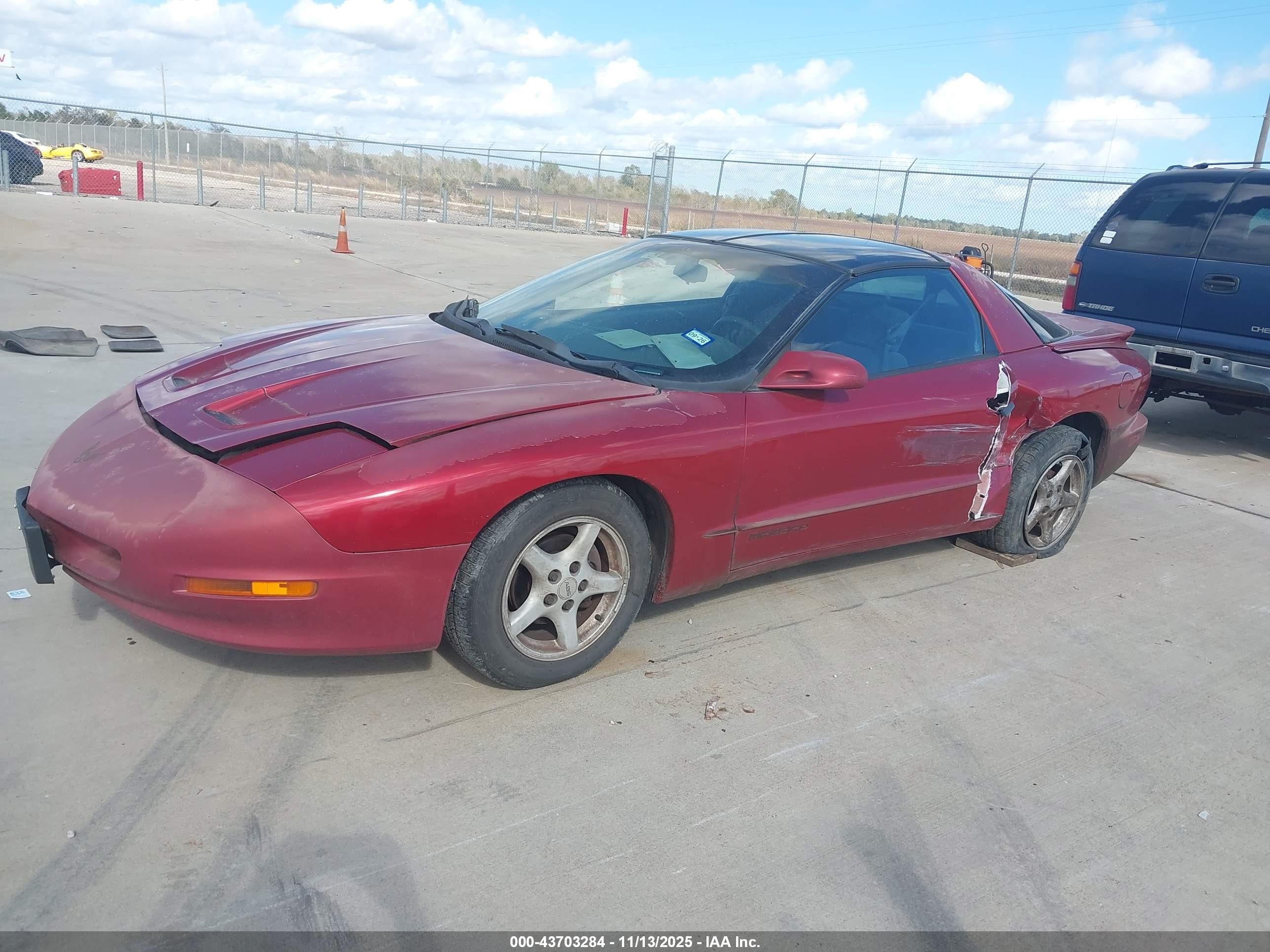1997 Pontiac Firebird   Red vin: 2G2FS22K6V2216461