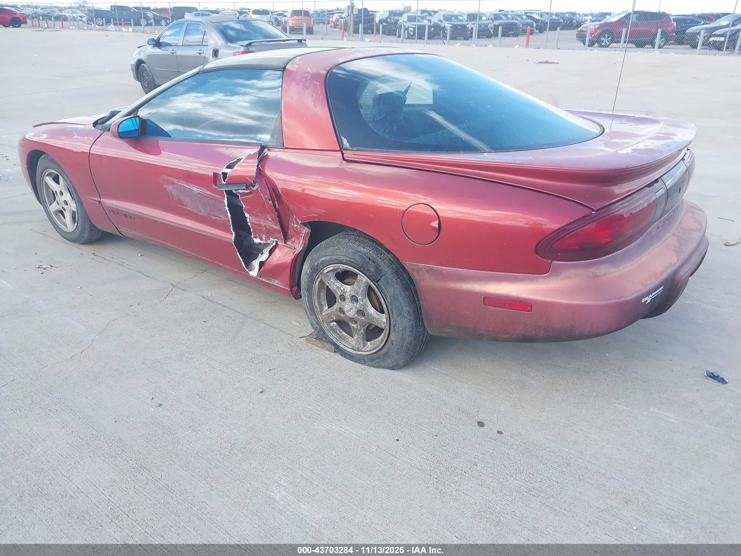 1997 Pontiac Firebird   Red vin: 2G2FS22K6V2216461