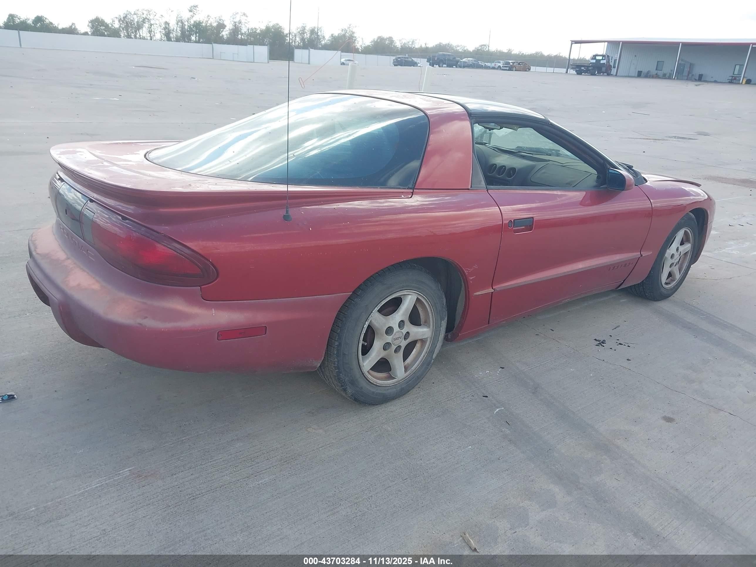 1997 Pontiac Firebird   Red vin: 2G2FS22K6V2216461