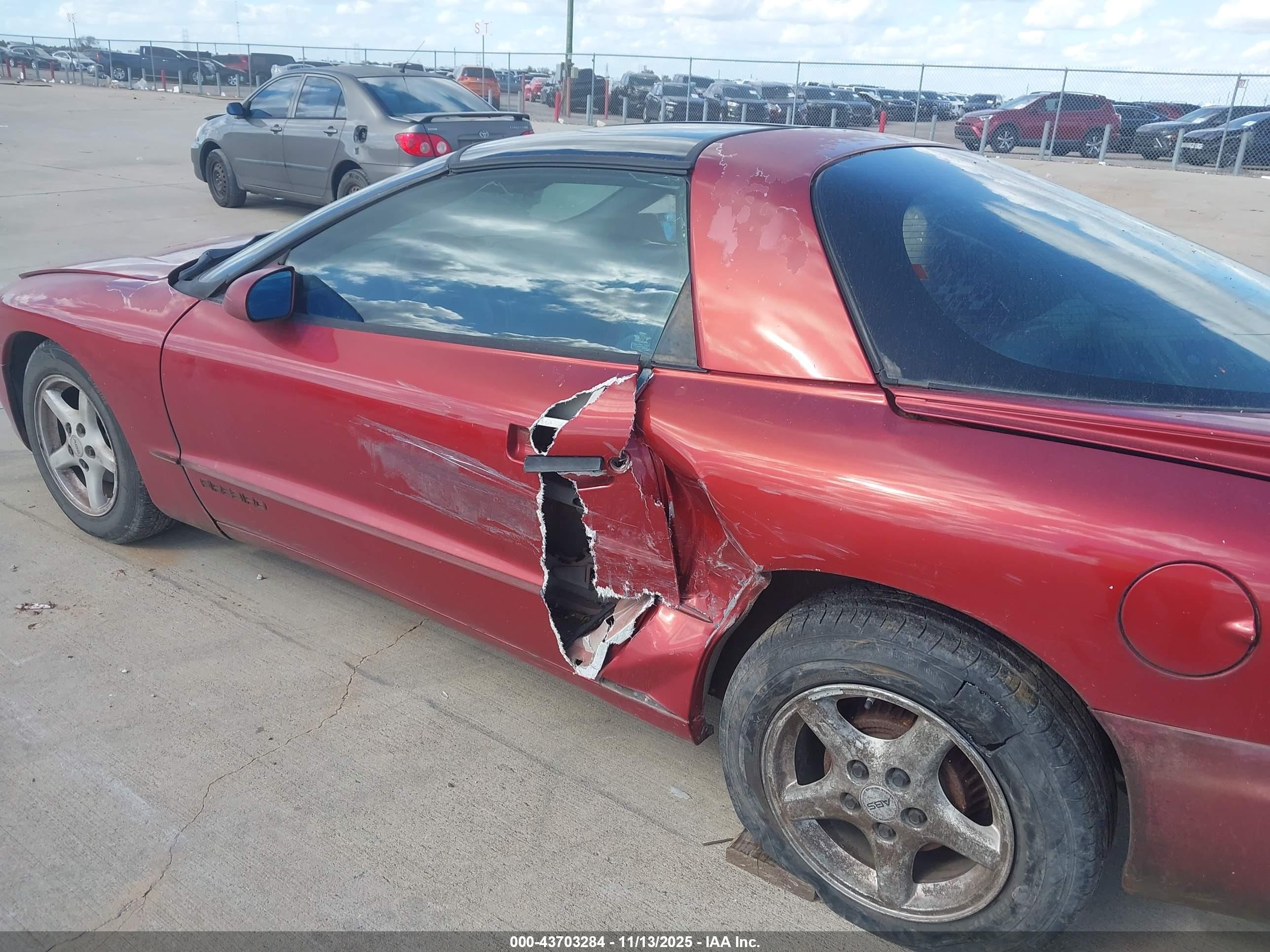 1997 Pontiac Firebird   Red vin: 2G2FS22K6V2216461