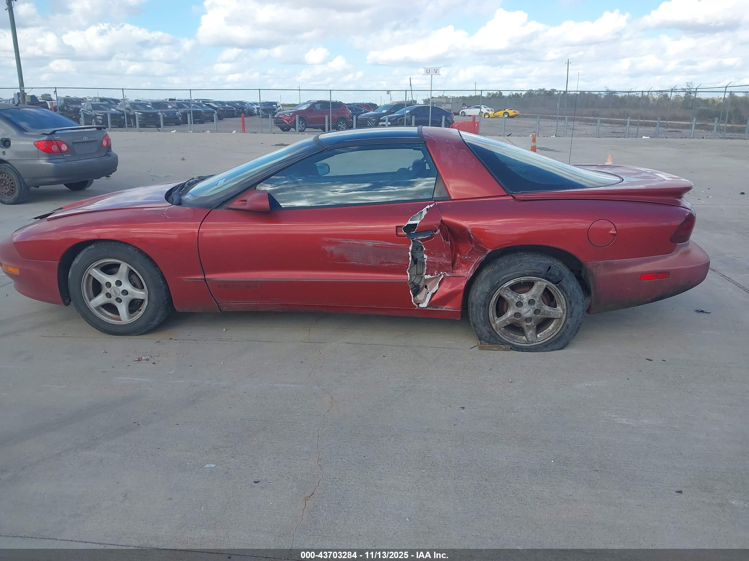 1997 Pontiac Firebird   Red vin: 2G2FS22K6V2216461