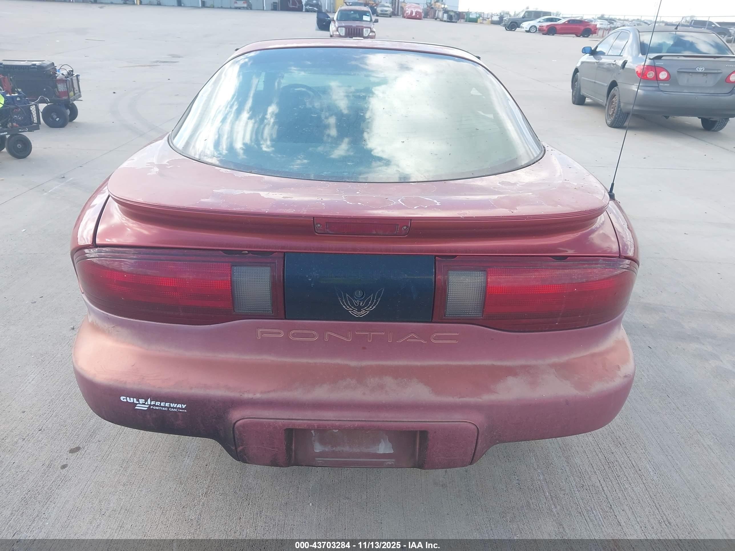 1997 Pontiac Firebird   Red vin: 2G2FS22K6V2216461