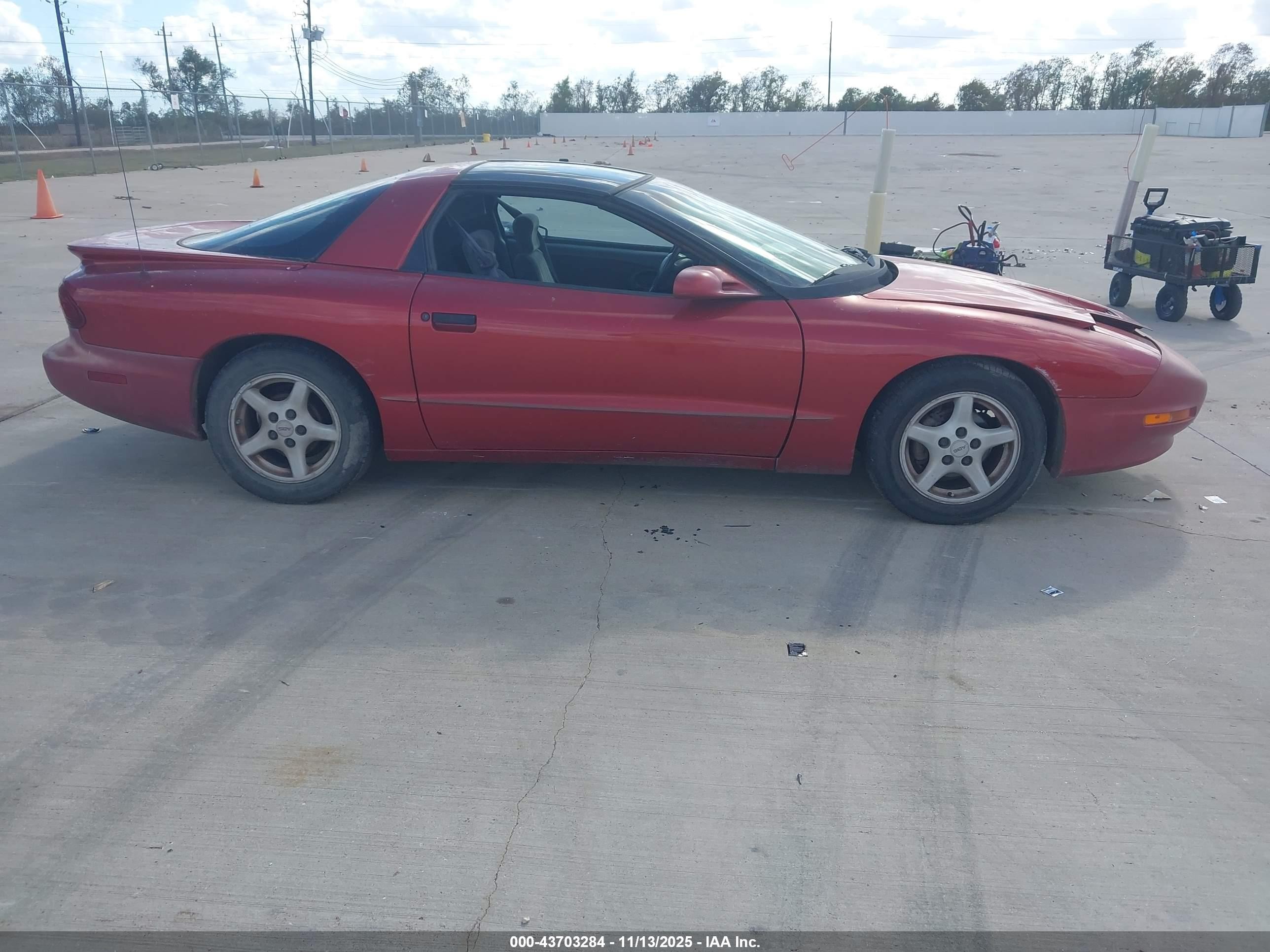 1997 Pontiac Firebird   Red vin: 2G2FS22K6V2216461