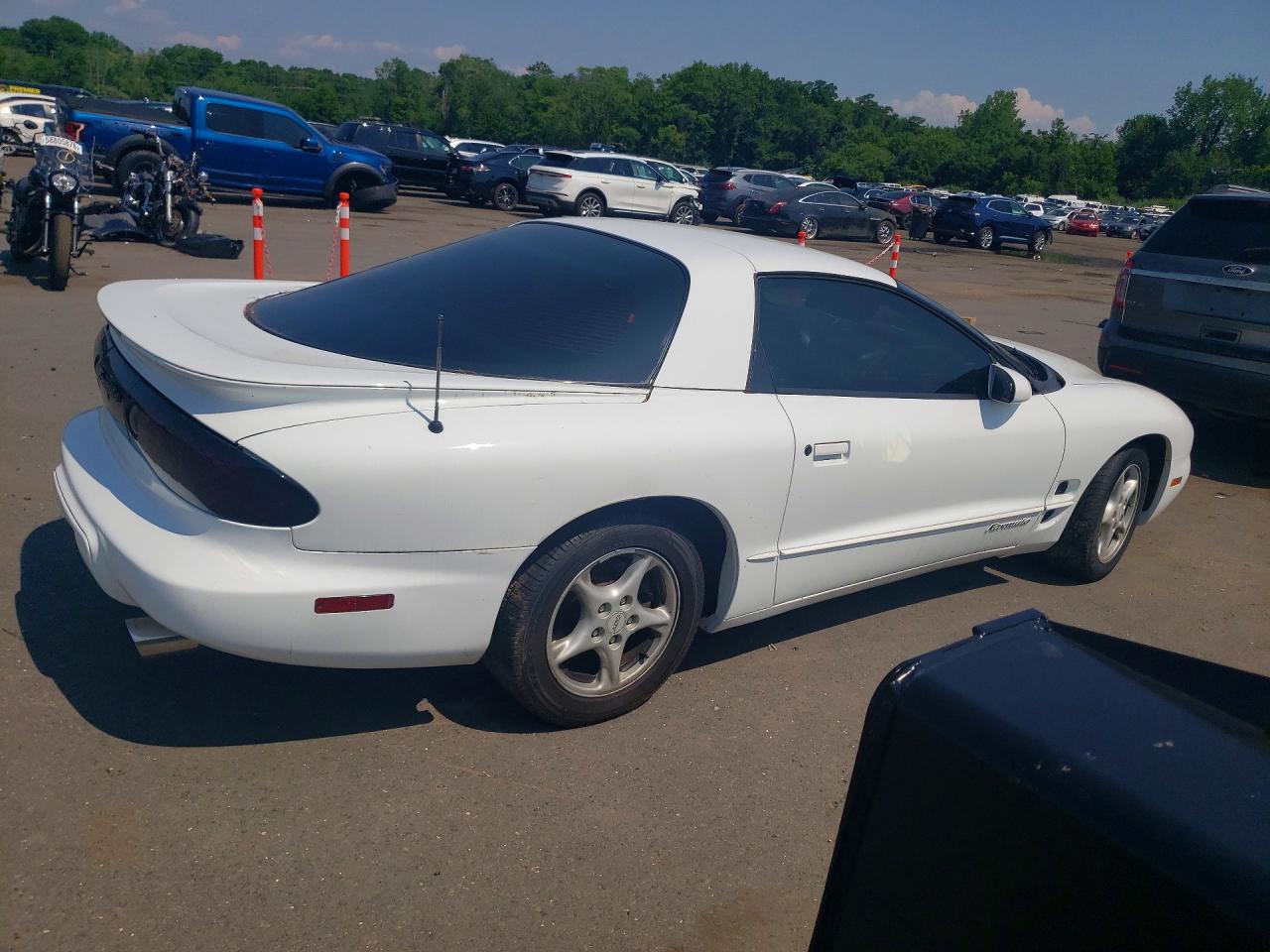 1998 Pontiac Firebird Formula/trans Am White vin: 2G2FV22G7W2216098