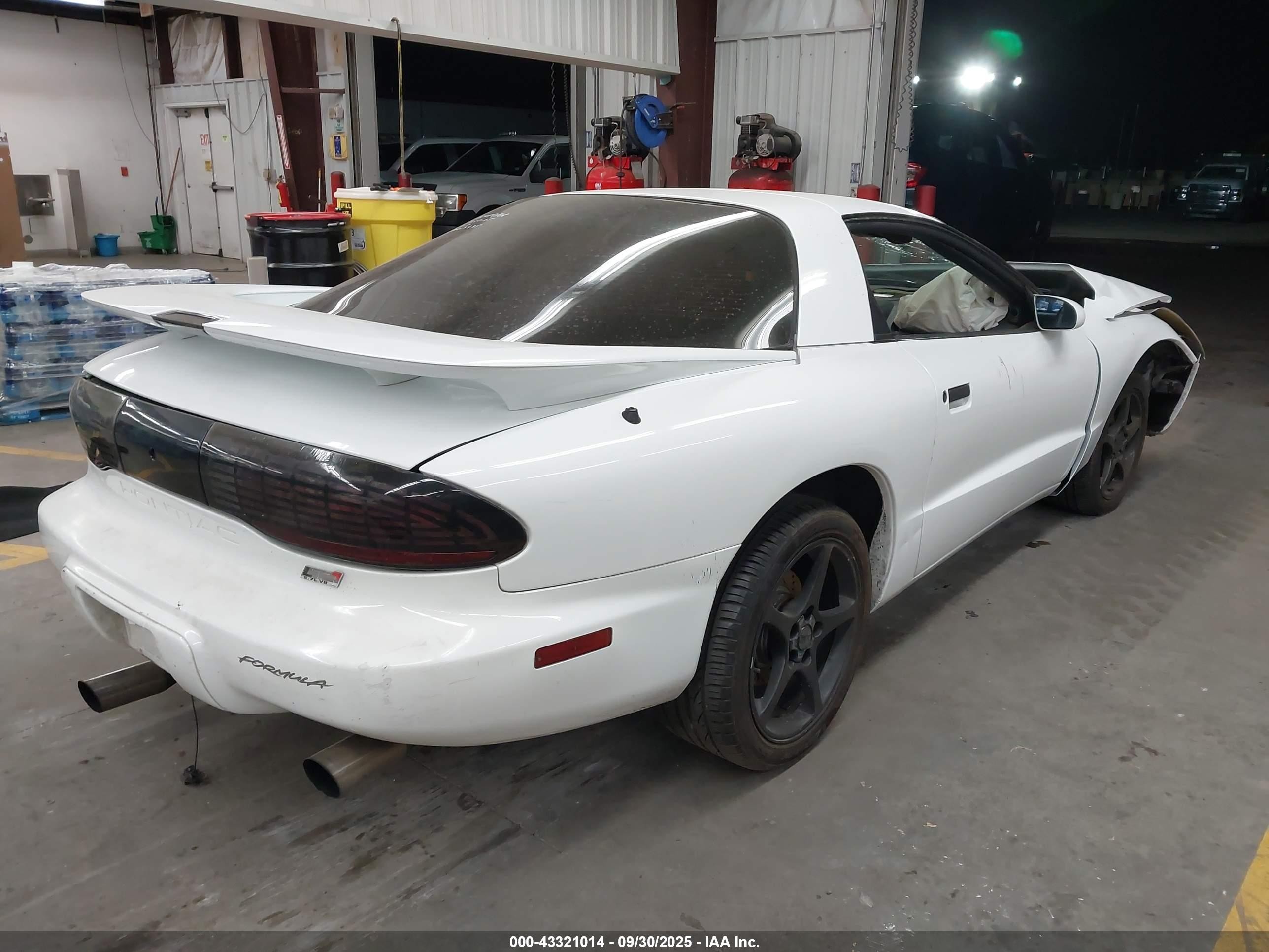 1997 Pontiac Firebird Formula White vin: 2G2FV22P7V2210817