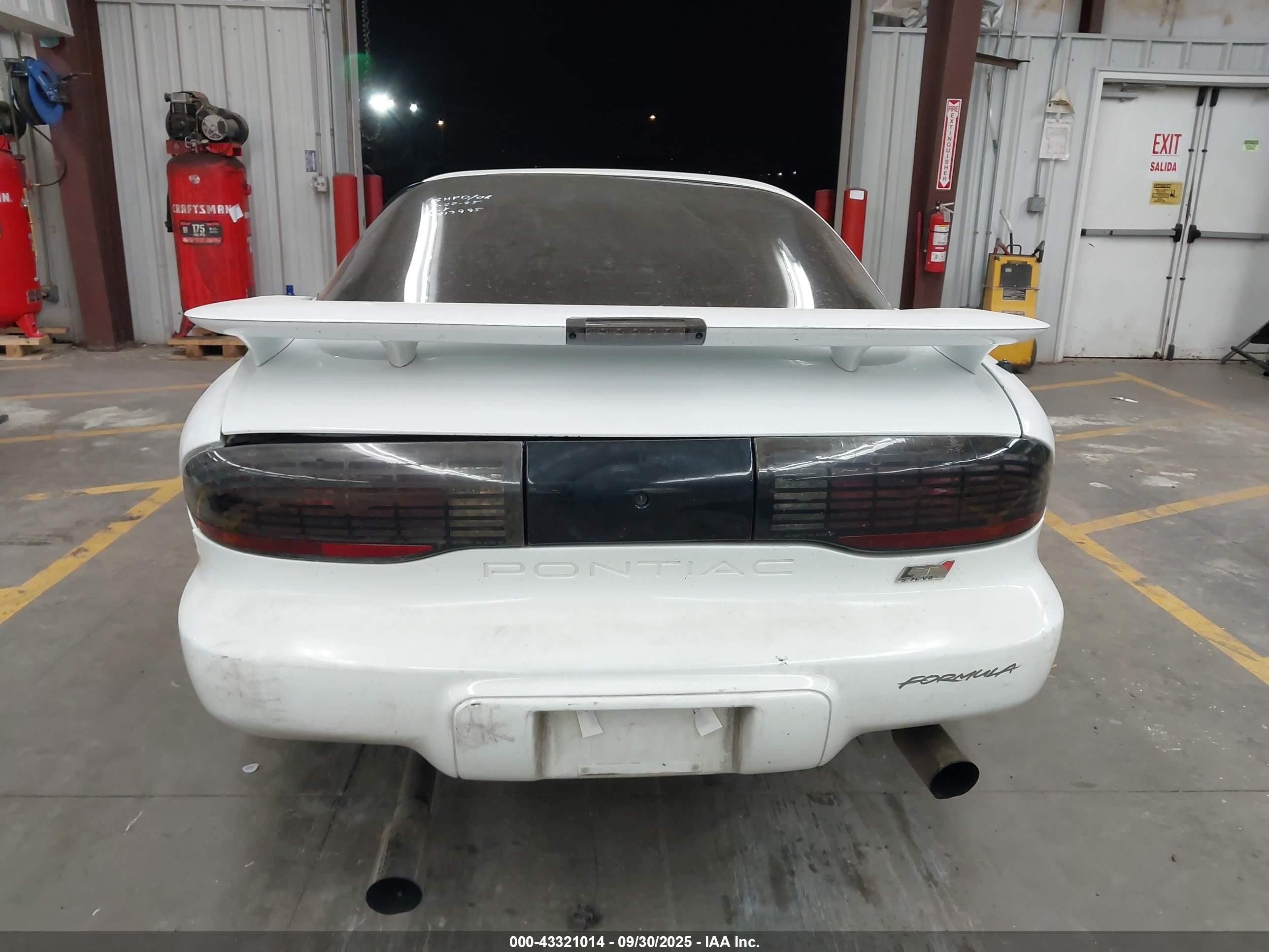 1997 Pontiac Firebird Formula White vin: 2G2FV22P7V2210817