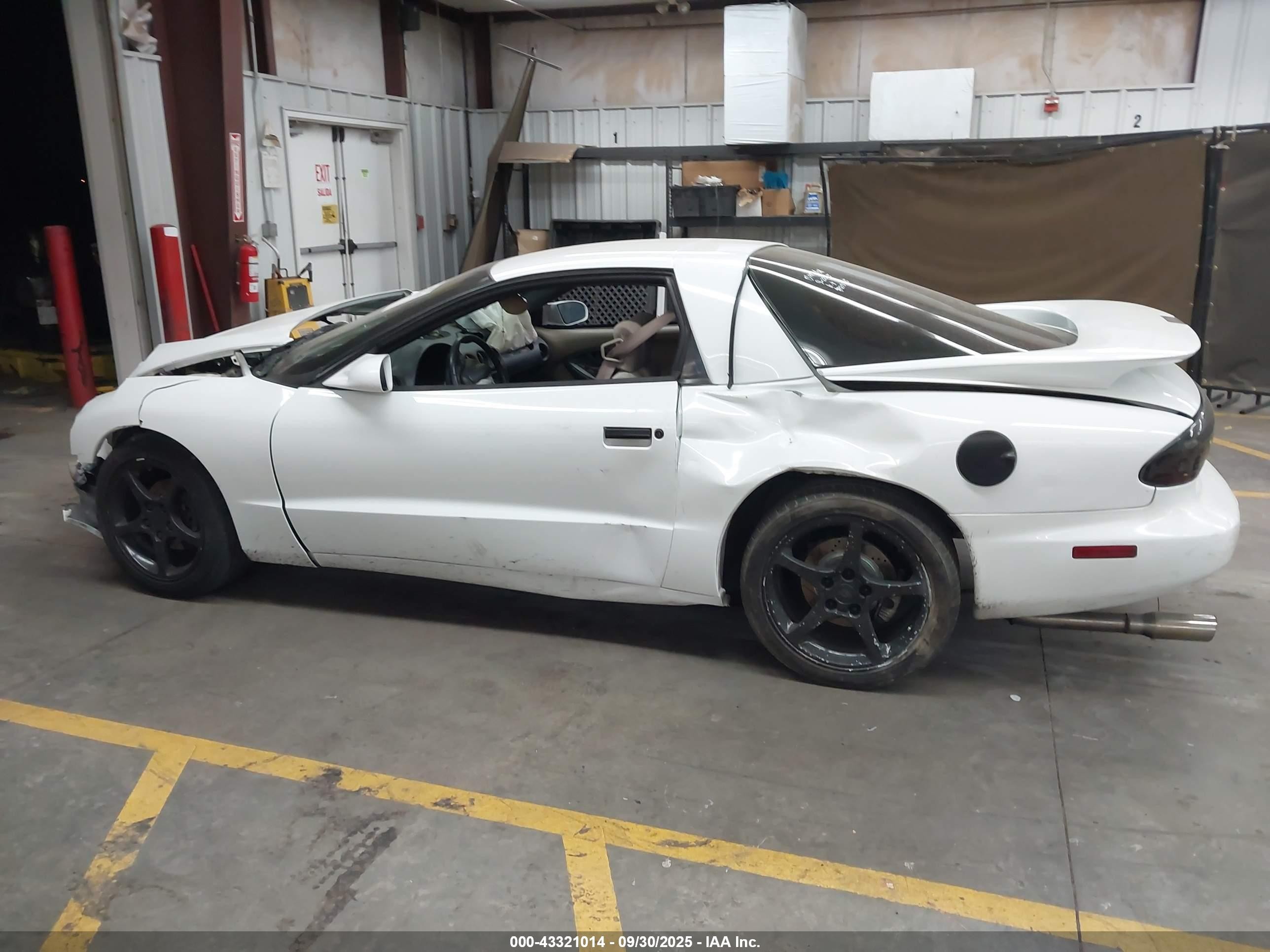 1997 Pontiac Firebird Formula White vin: 2G2FV22P7V2210817