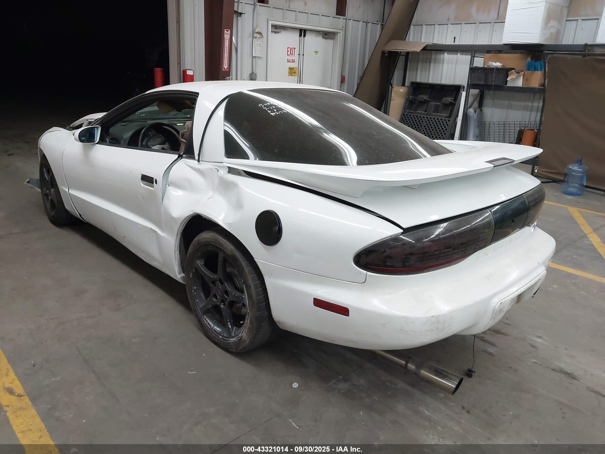 1997 Pontiac Firebird Formula White vin: 2G2FV22P7V2210817