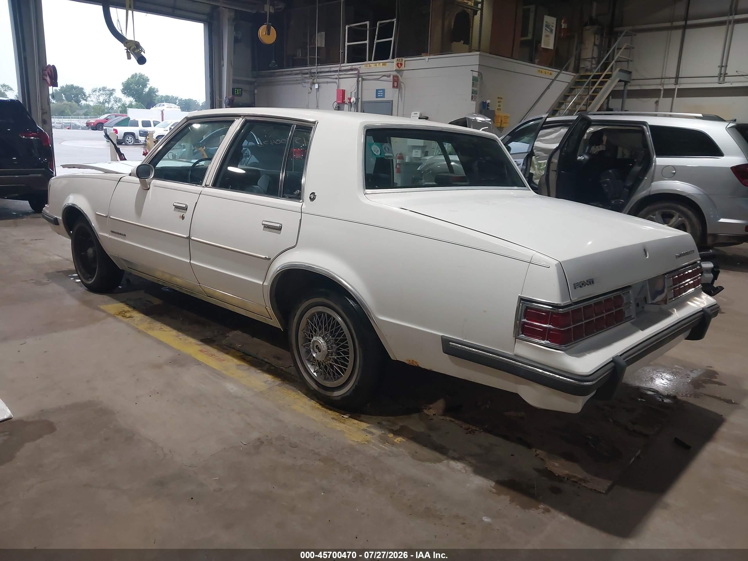 1986 Pontiac Bonneville   White vin: 2G2GN69A7G2283024