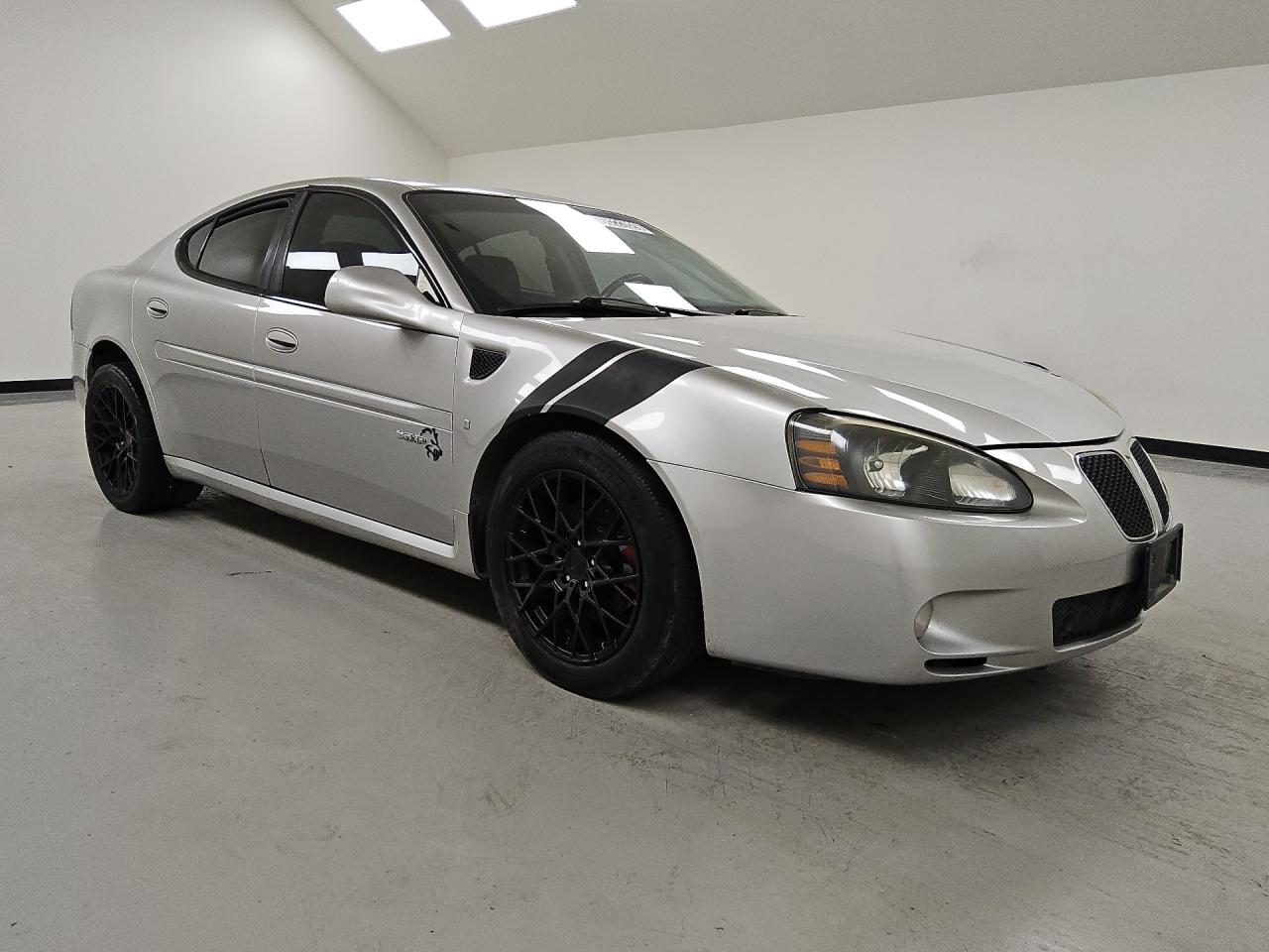 2008 Pontiac Grand Prix Gxp Gray vin: 2G2WC55C081114733 Damage: Right Front Tire, Worn, Replacement Required