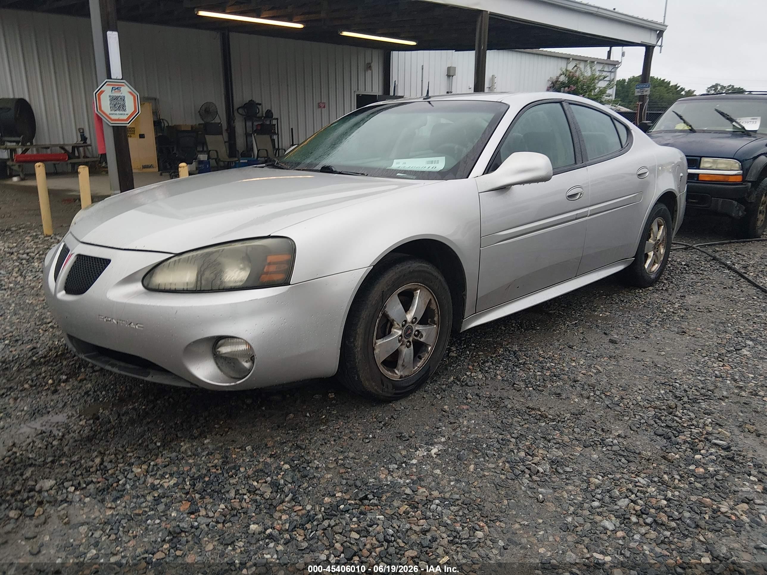 2005 Pontiac Grand Prix   Silver vin: 2G2WP522651251459