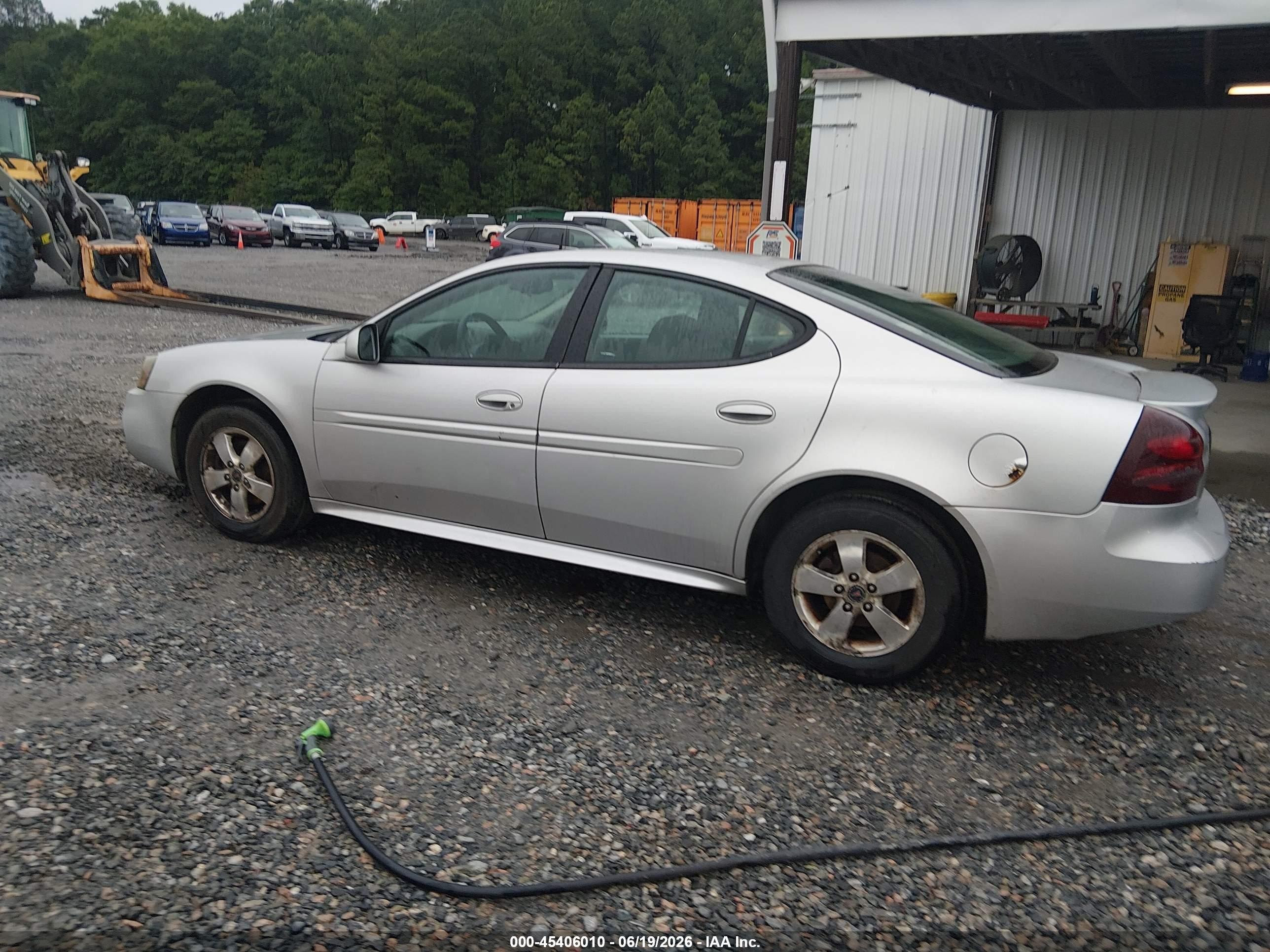 2005 Pontiac Grand Prix   Silver vin: 2G2WP522651251459