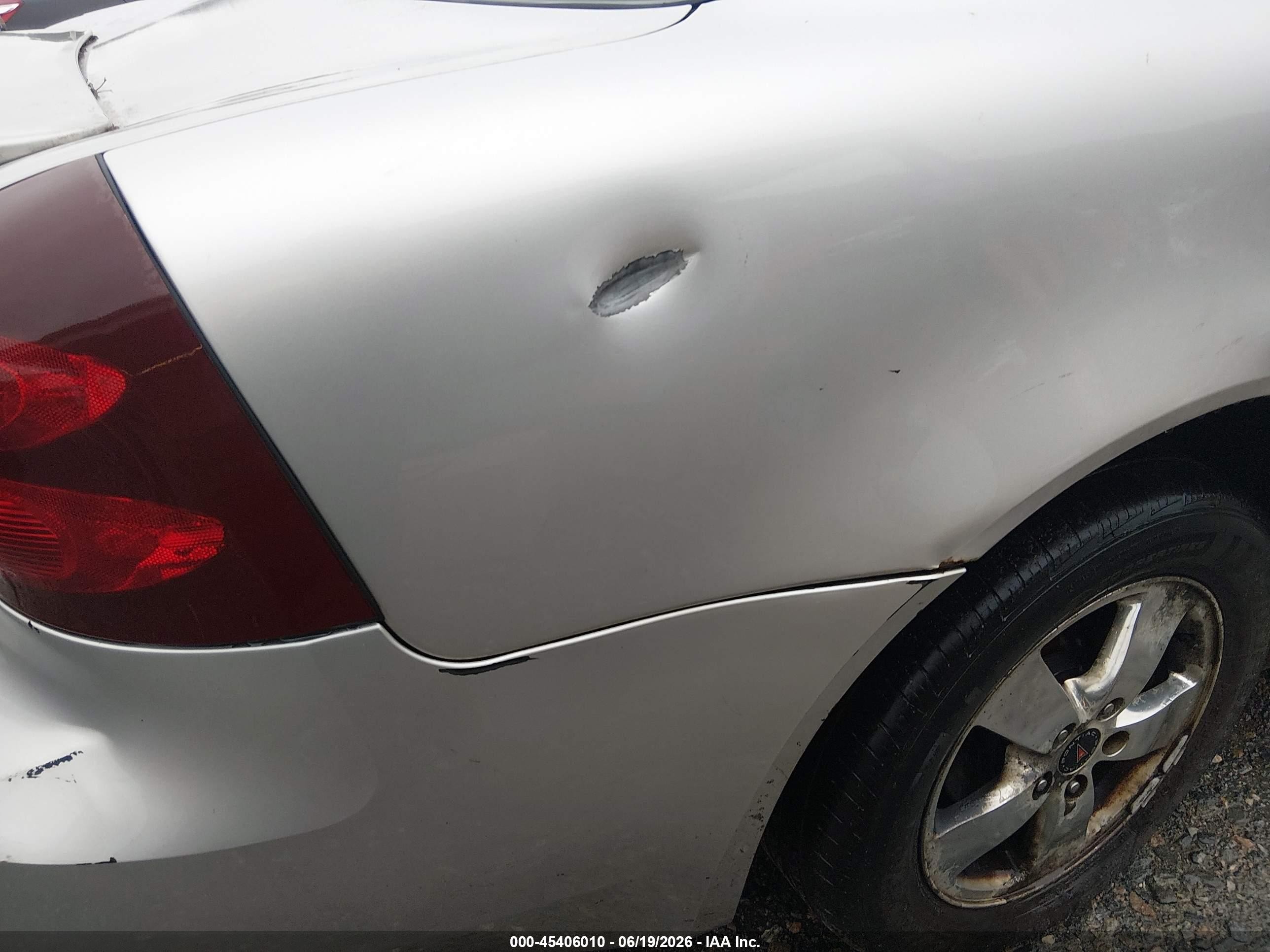 2005 Pontiac Grand Prix   Silver vin: 2G2WP522651251459