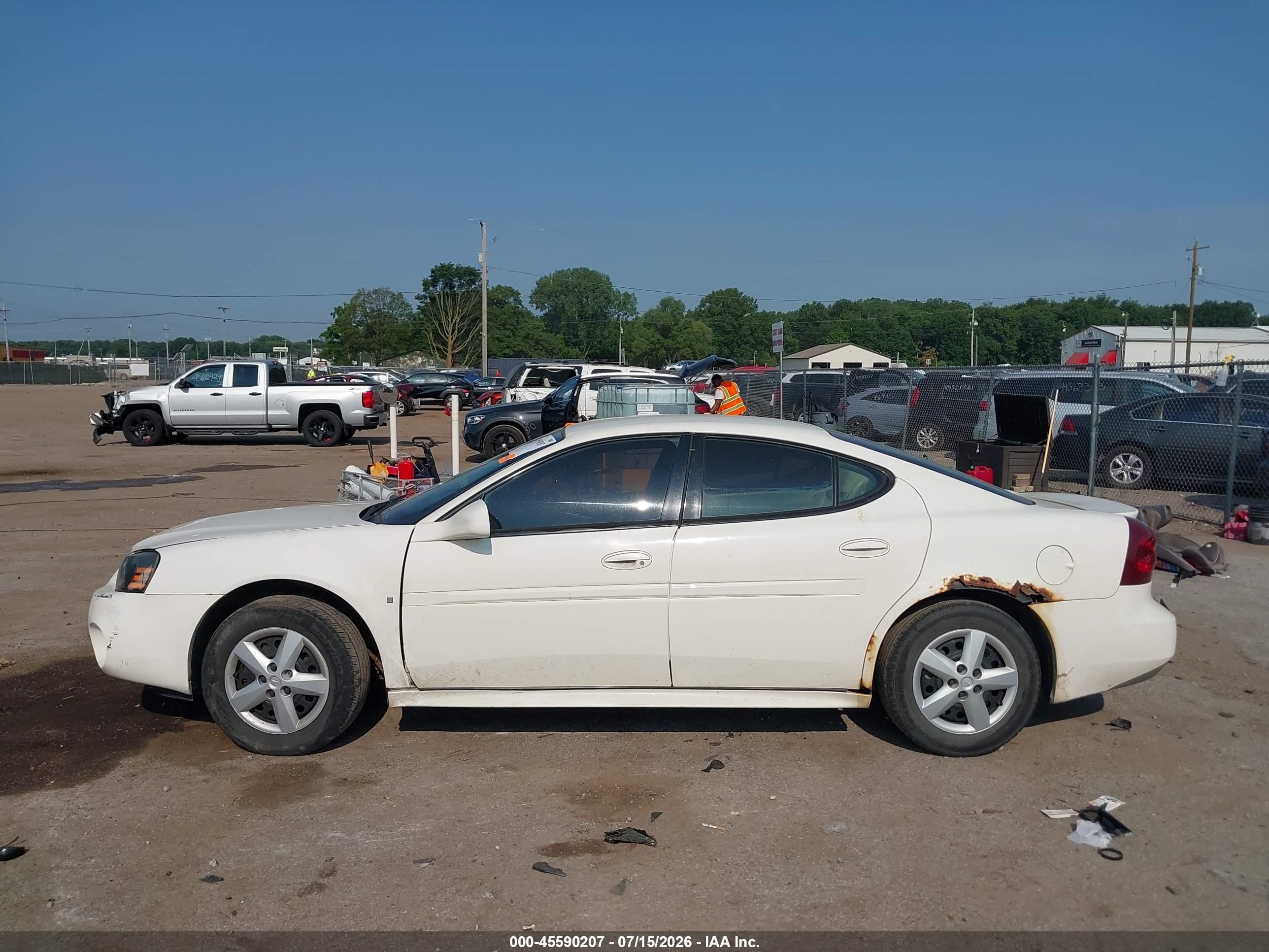 2006 Pontiac Grand Prix   White vin: 2G2WP552161266934
