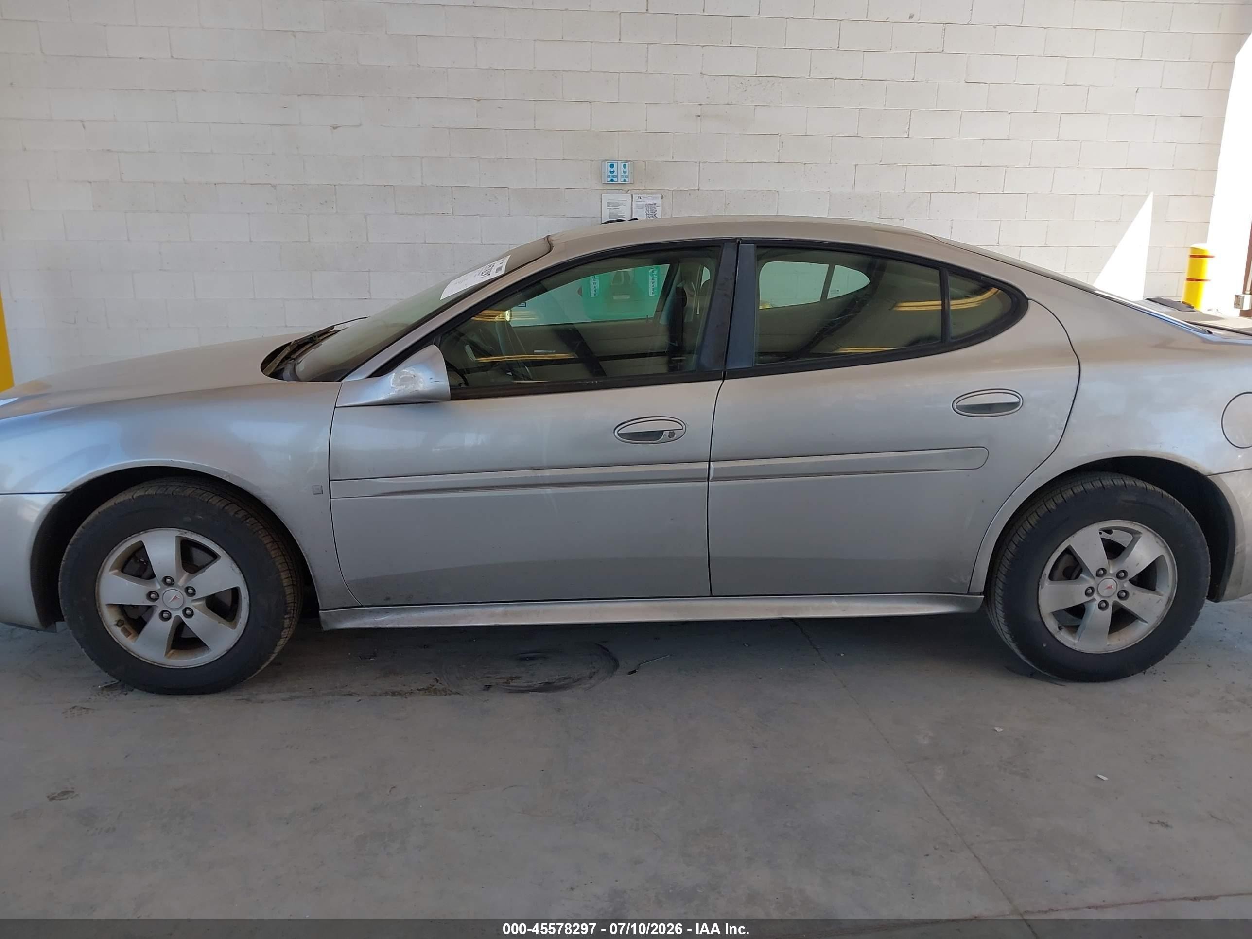 2007 Pontiac Grand Prix   Silver vin: 2G2WP552171119367